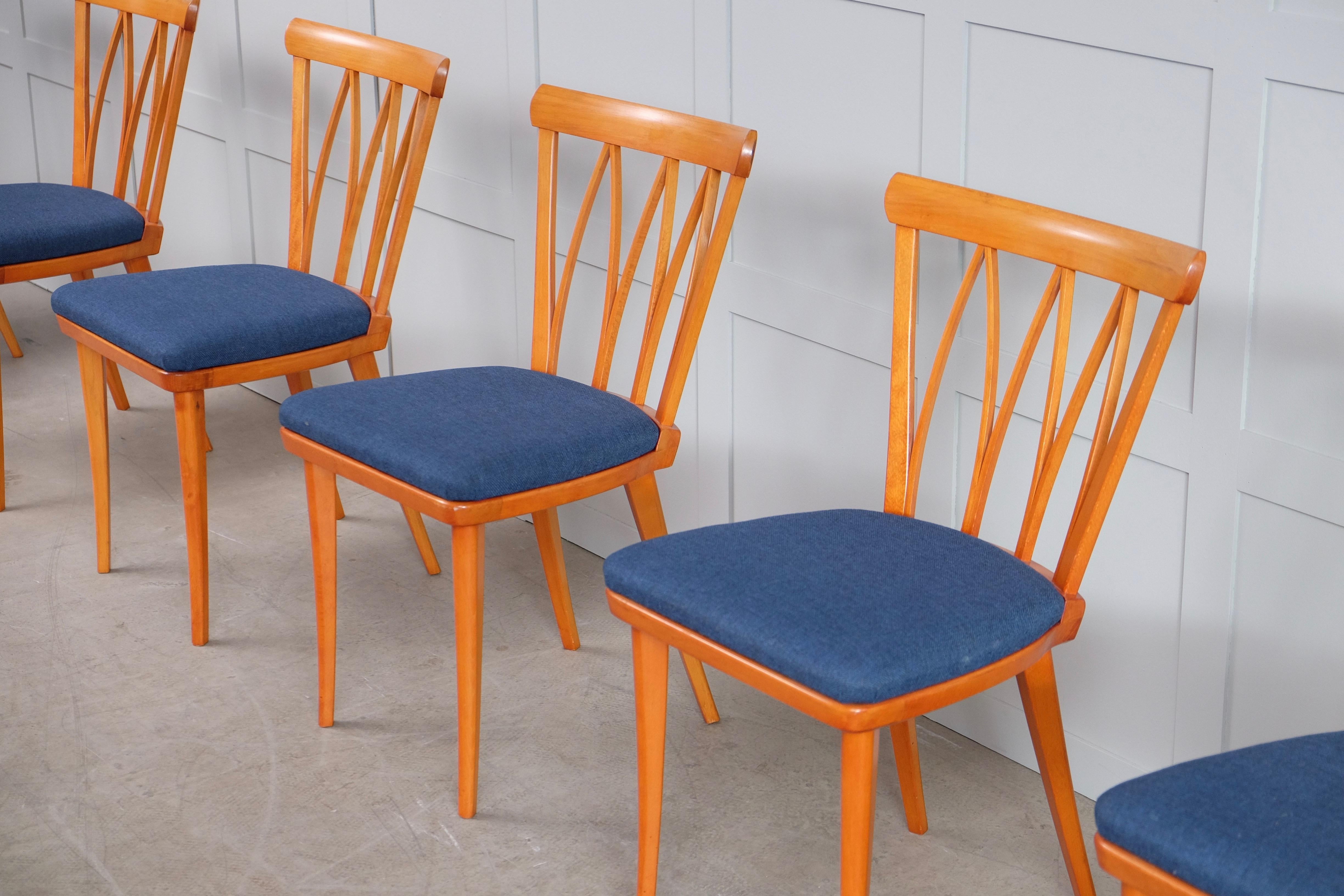 Set of 6 Pyramid dining chairs designed by Carl Malmsten.
Very good condition. Signed.
Global front door shipping: €799.