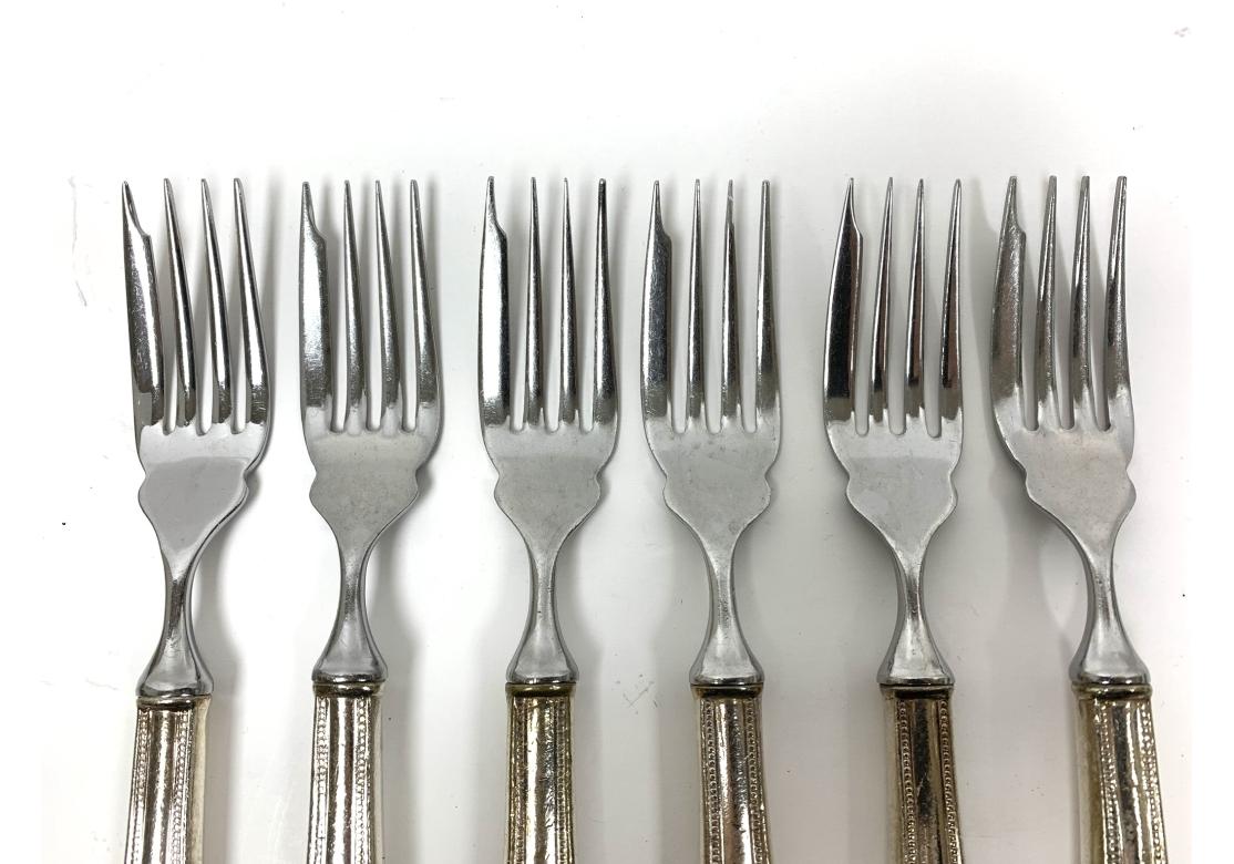 Satz von 6 silbernen Hotel-Fischgabeln aus dem Carlyle Hotel mit versilbertem Griff mit feiner Perlenverzierung und Kopf/Zinken aus Edelstahl. Die Gabeln sind mit dem Buchstaben 