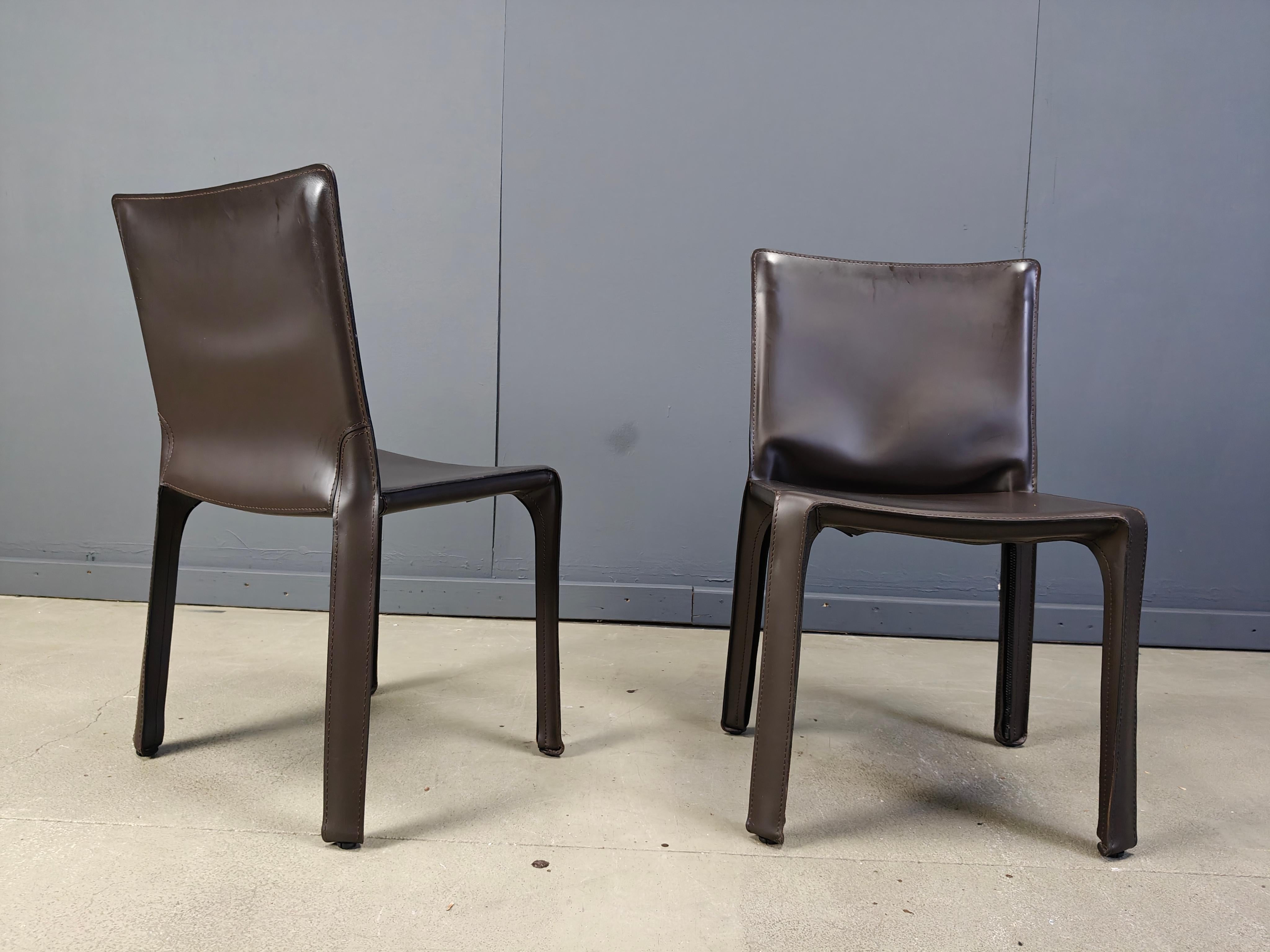 Schöne braune Lederstühle 'cab', entworfen von Mario Bellini und hergestellt von Cassina seit den 1970er Jahren.

Diese zeitlosen Stühle sind in nahezu perfektem Zustand und verfügen über eine schokoladenbraune Lederpolsterung.

Alle sind mit dem