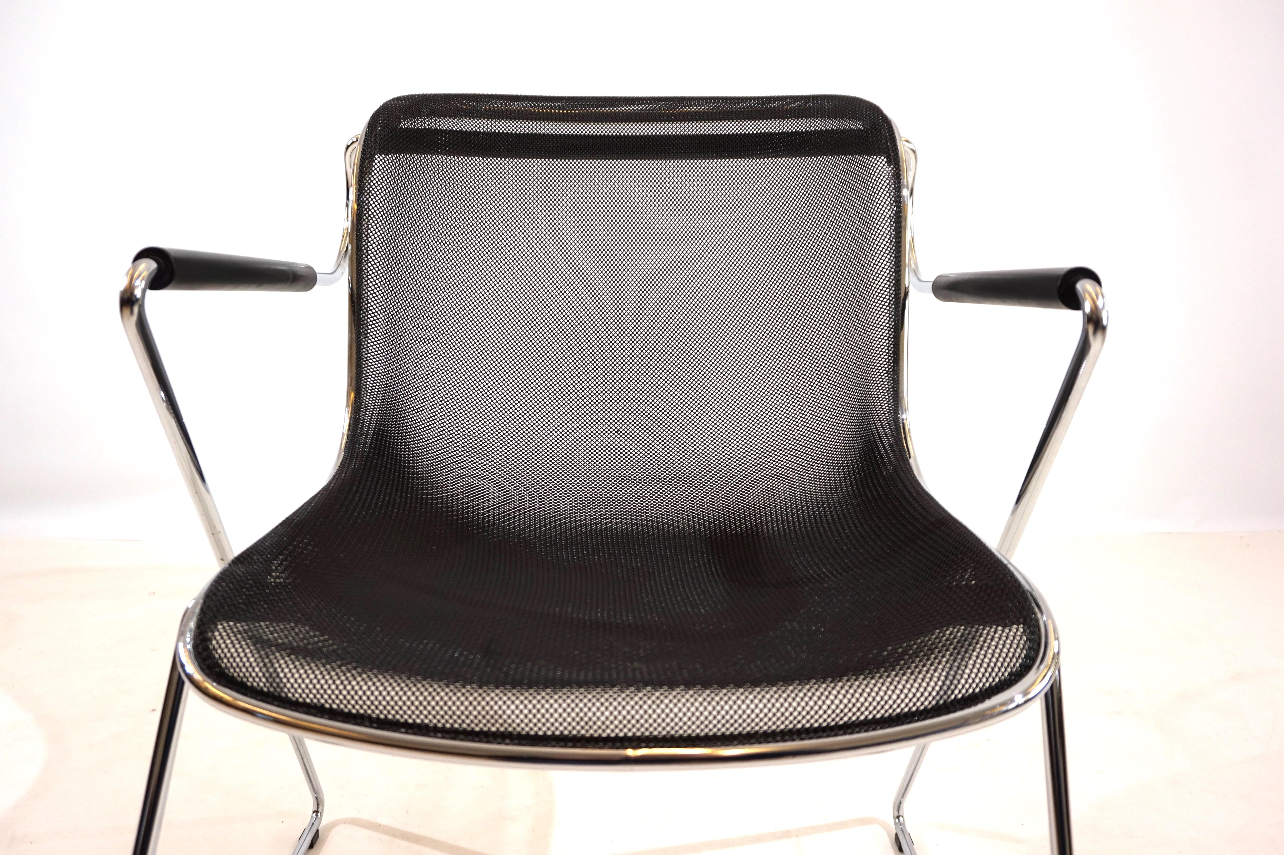 The set of 6 Penelope chairs is in excellent condition. The chrome-plated metal frames, as well as the black metal nets on the seat and back surfaces, show hardly any signs of wear. The special thing about these chairs is the innovative metal mesh,