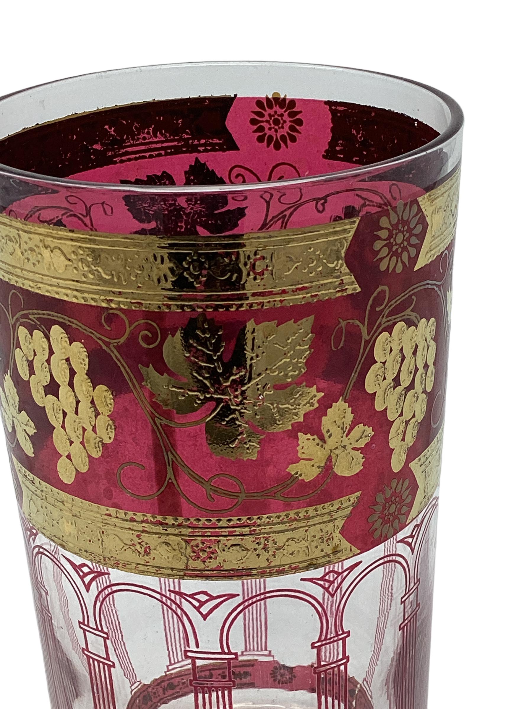 Mid-Century Modern Ensemble de 6 verres à boules hautes Cera Cranberry avec raisins et colonnes arquées  en vente