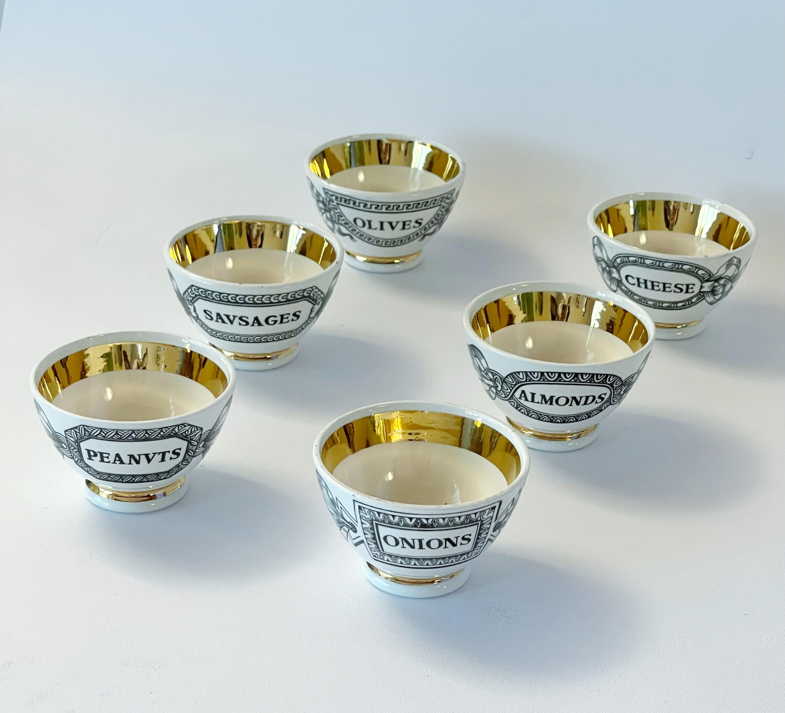 Vintage-Set von sechs Bar Snack oder Vorspeise Schalen, in schwarz und weiß mit Bildern und Buchstaben, um den Inhalt und eine breite vergoldete Band auf den Fuß und den inneren Rand zu bilden dekoriert. Die Motive sind Erdnüsse, Zwiebeln, Mandeln,