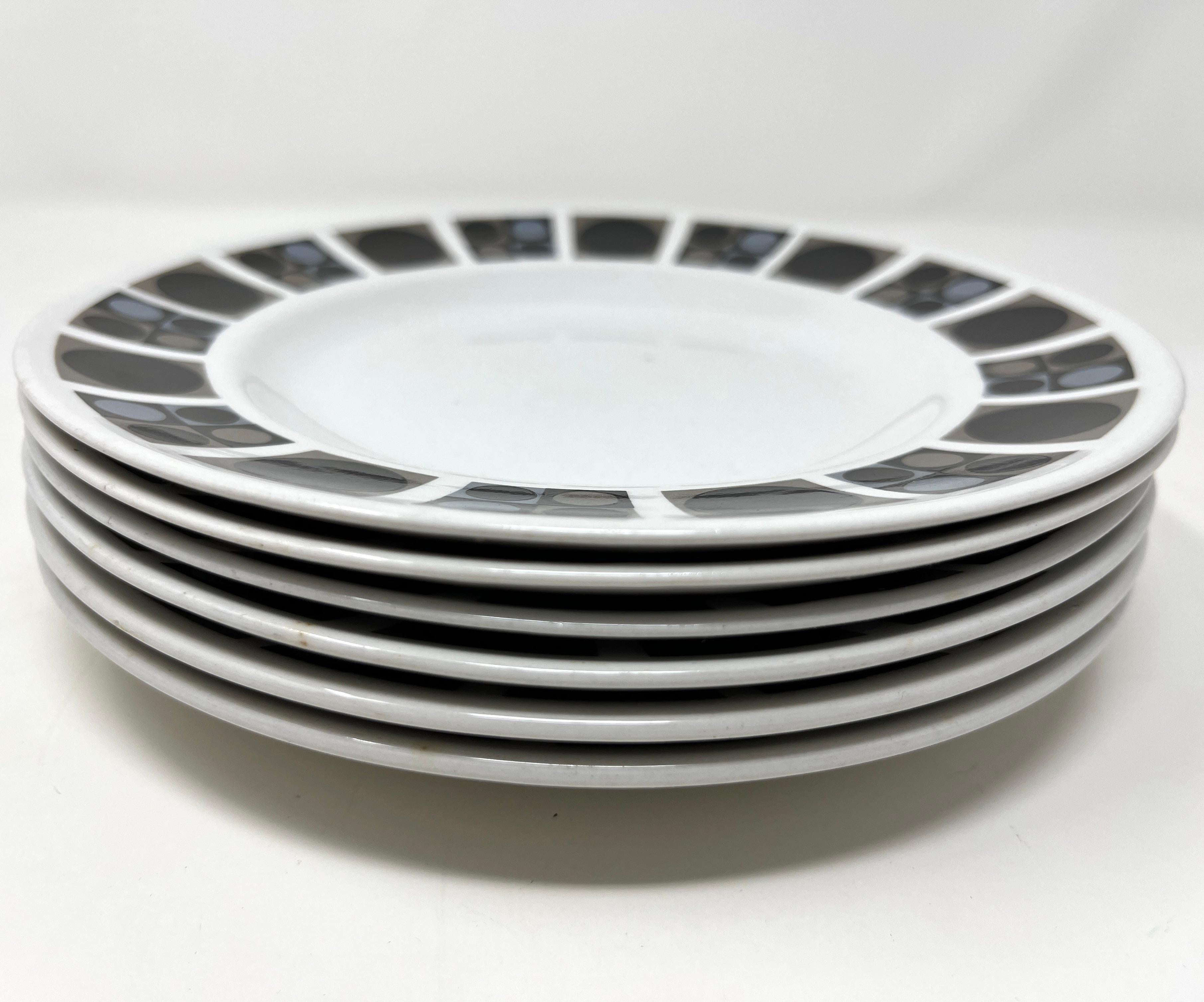 Set of 6 Ceramic English Earthenware Tea Plates in Focus Pattern by Midwinter In Good Condition For Sale In Chicago, IL