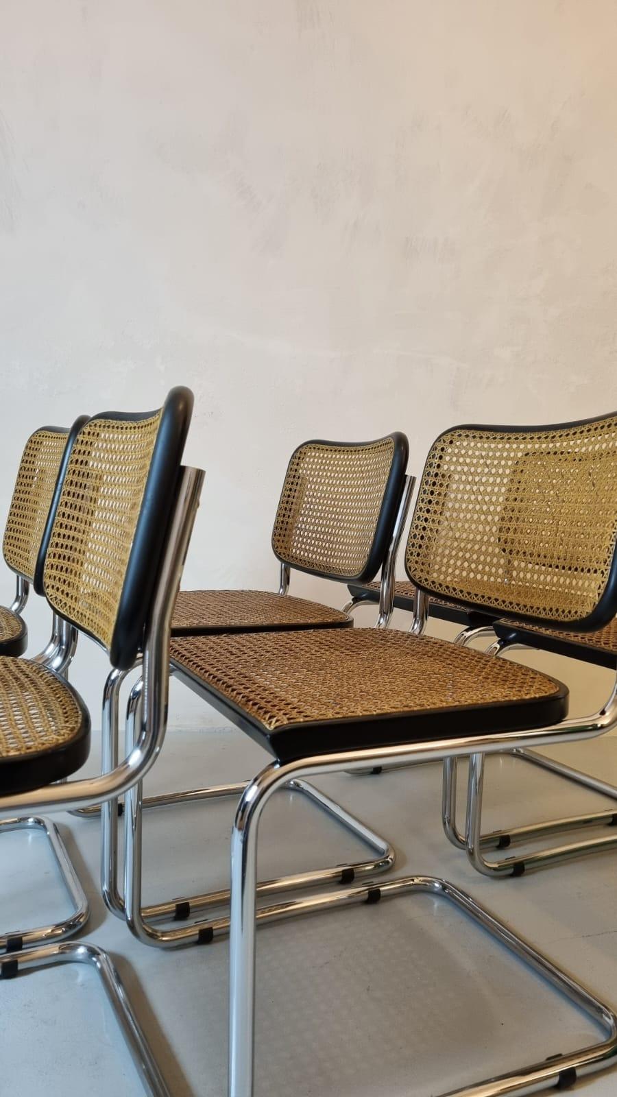 Ensemble de 6 chaises Cesca conçues par Marcel Breuer, produites par Gavina 1960.
Les chaises présentent de légères traces d'usure, les sièges sont restaurés.
La rencontre entre la paille de Vienne et le tube de métal, la tradition et l'innovation,