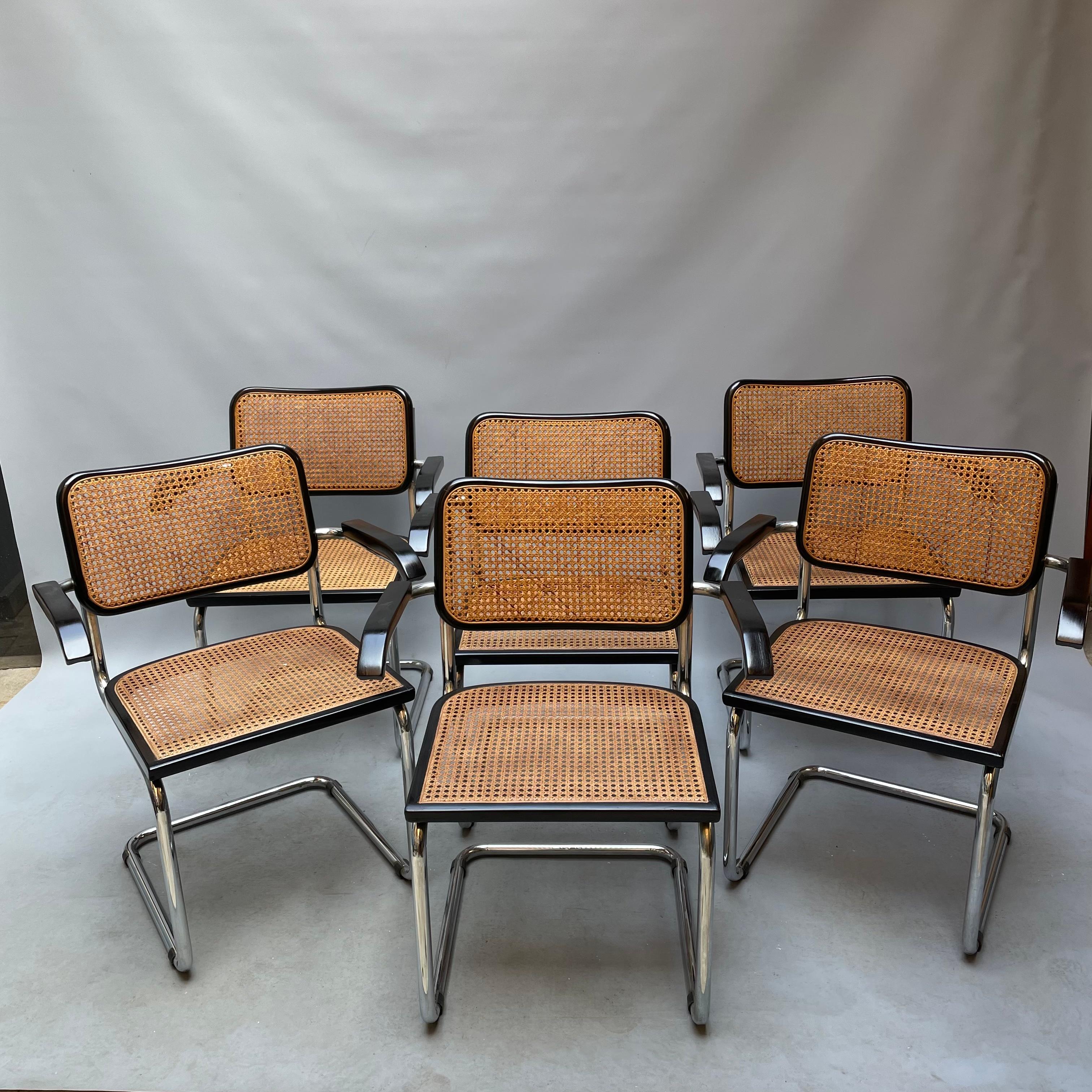 Armchairs stuffed in natural painted beech, or black lacquered. The scaffolding, in Vienna straw, is carried out by hand. Iconic project of the twentieth century, we propose a set of 6 chairs, hard to find original from the 60s. The sessions were