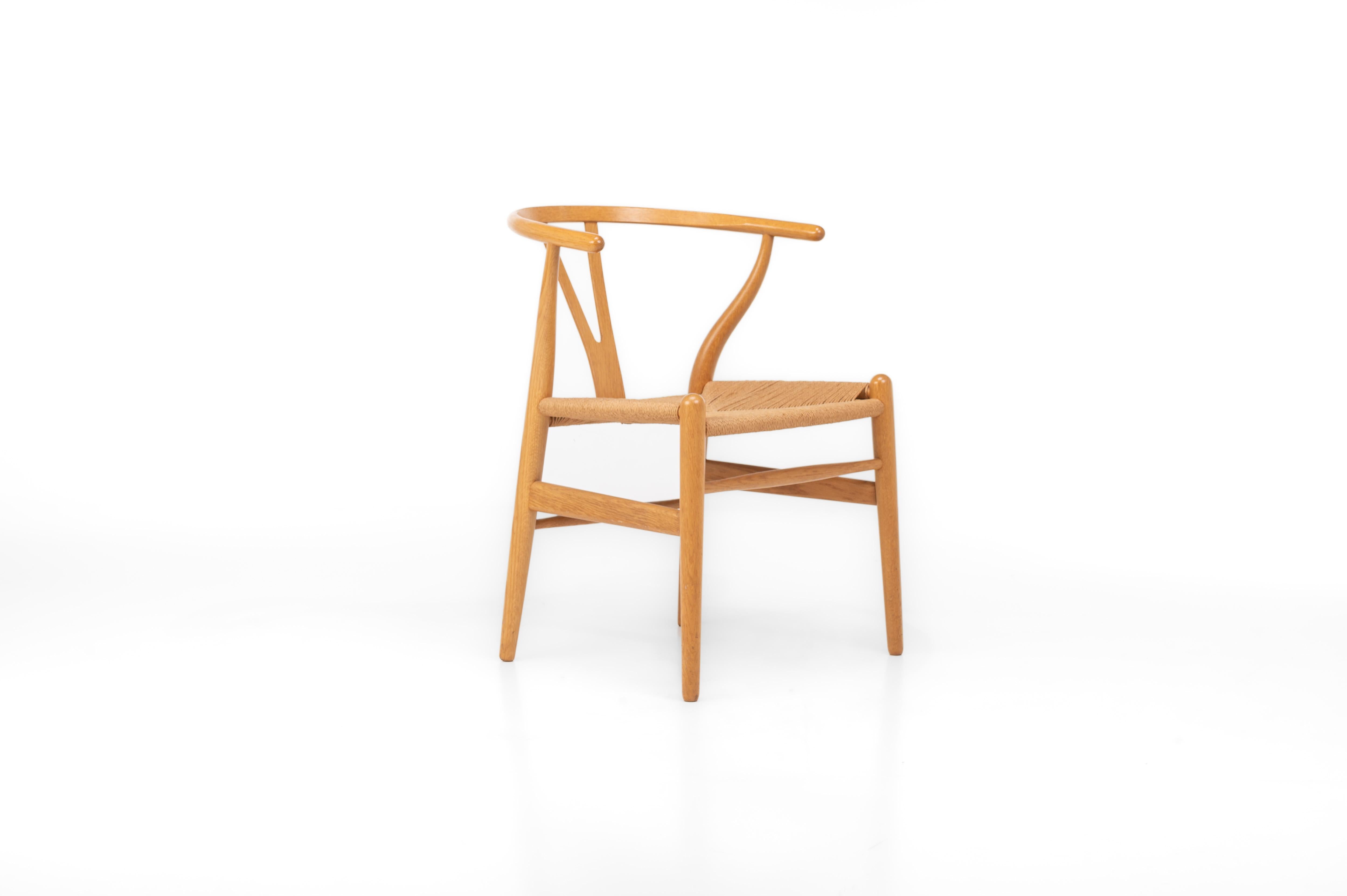 20ième siècle Ensemble de 6 chaises de salle à manger en forme de triangle 'CH24' par Hans J Wegner pour Carl Hansen, Danemark en vente