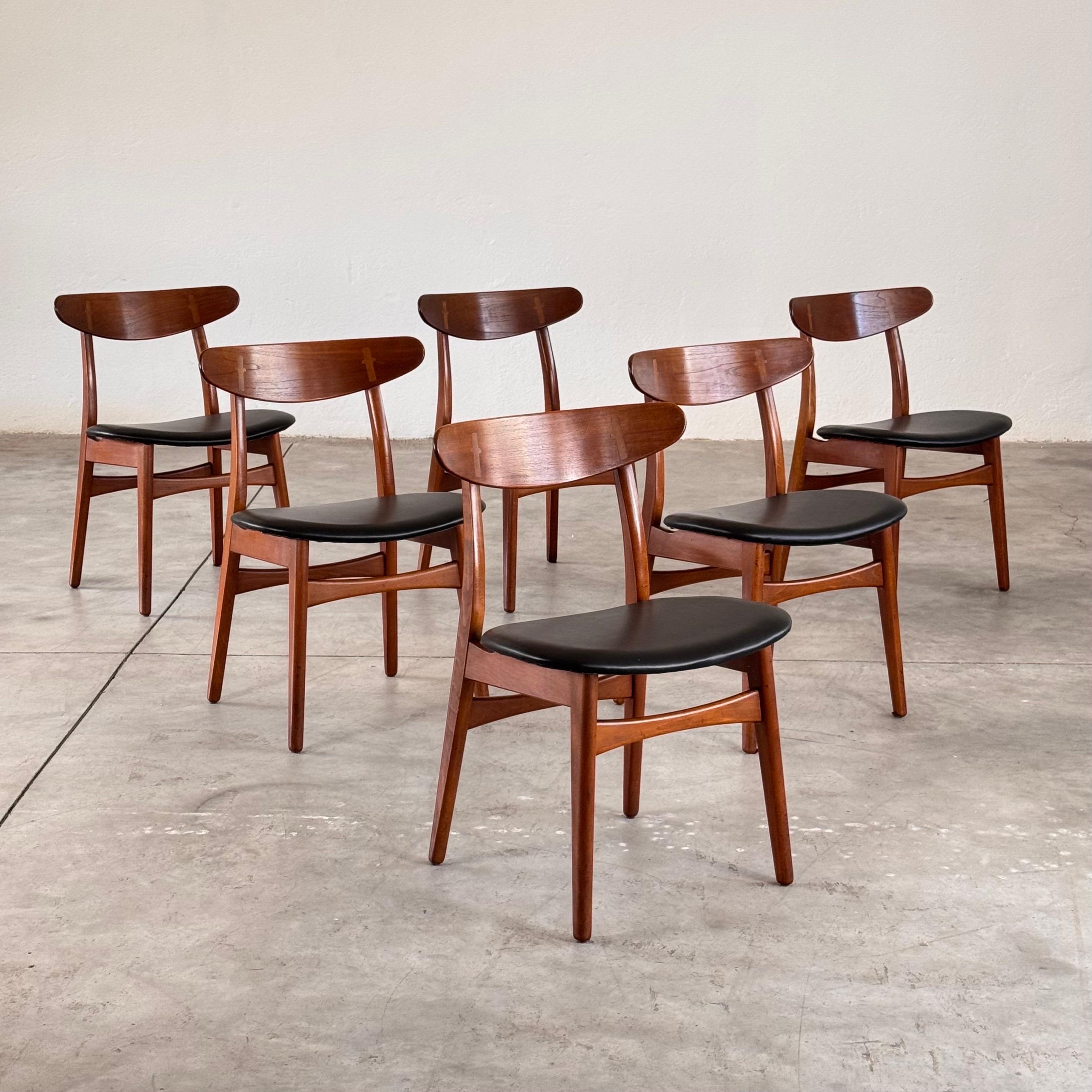 Ein außergewöhnlicher Satz von sechs CH30-Esszimmerstühlen, entworfen von Hans J. Wegner im Jahr 1952 und hergestellt von Carl Hansen & Søn, fein restauriert und neu gepolstert in luxuriösem schwarzem Sudden-Vollnarbenleder. Dieses erstklassige
