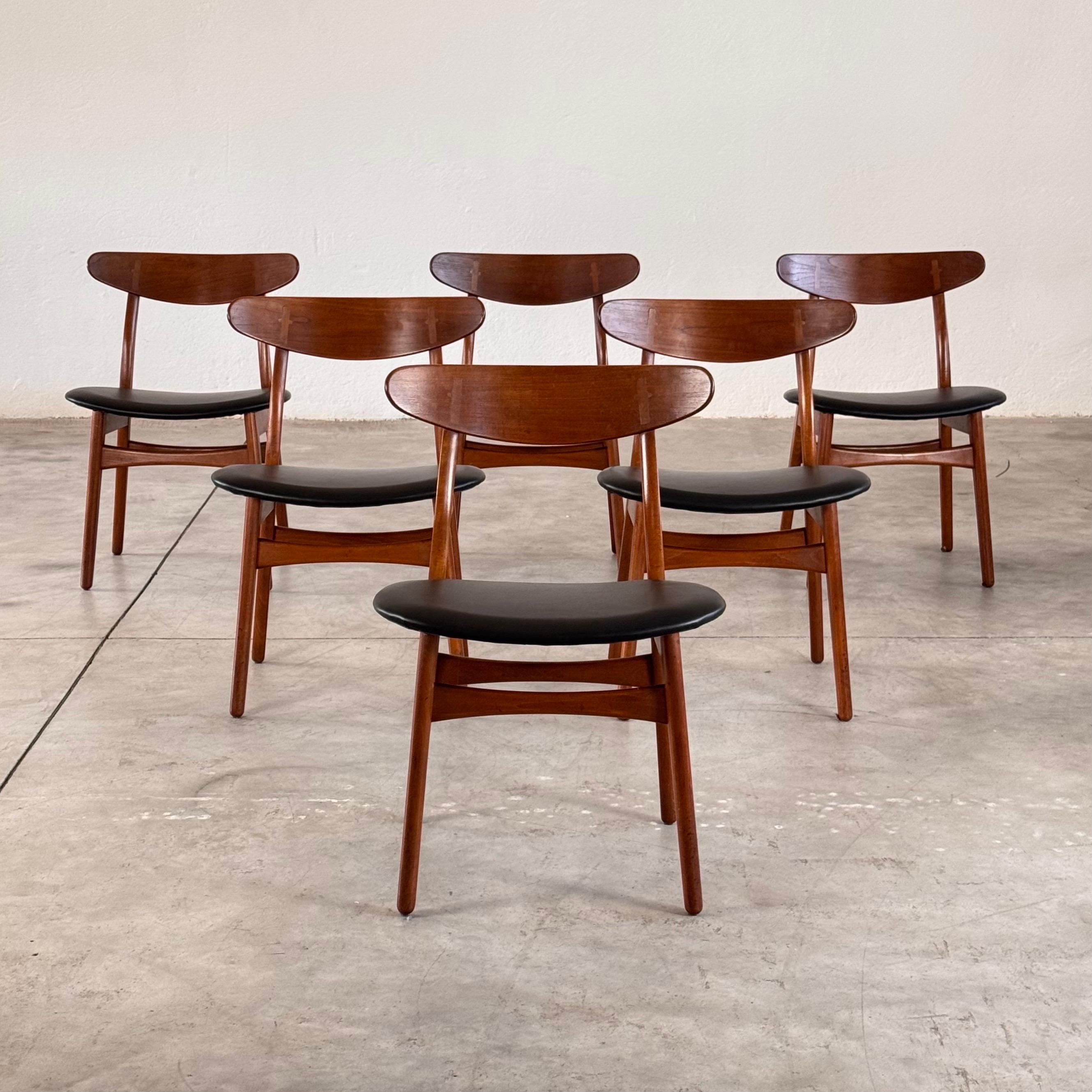 6 CH30 Stühle von Hans J. Wegner in schwarzem Leder, Carl Hansen & Søn, 1952 (Moderne der Mitte des Jahrhunderts) im Angebot