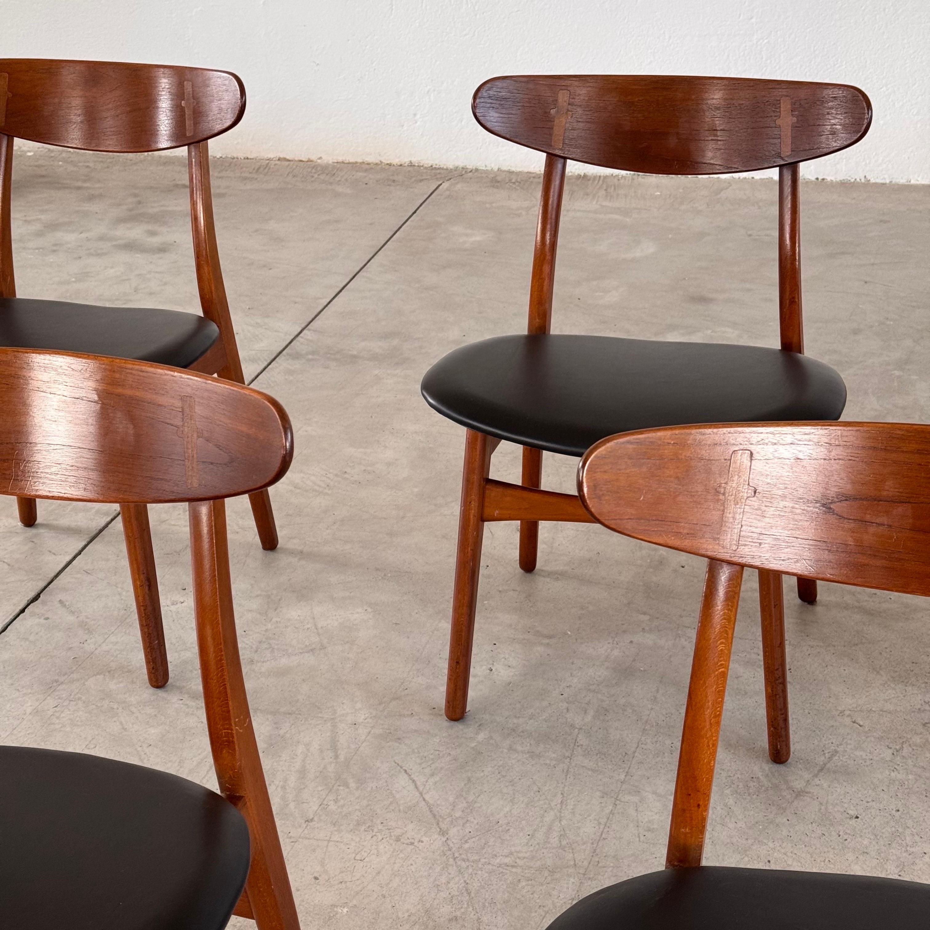 6 CH30 Stühle von Hans J. Wegner in schwarzem Leder, Carl Hansen & Søn, 1952 (Dänisch) im Angebot