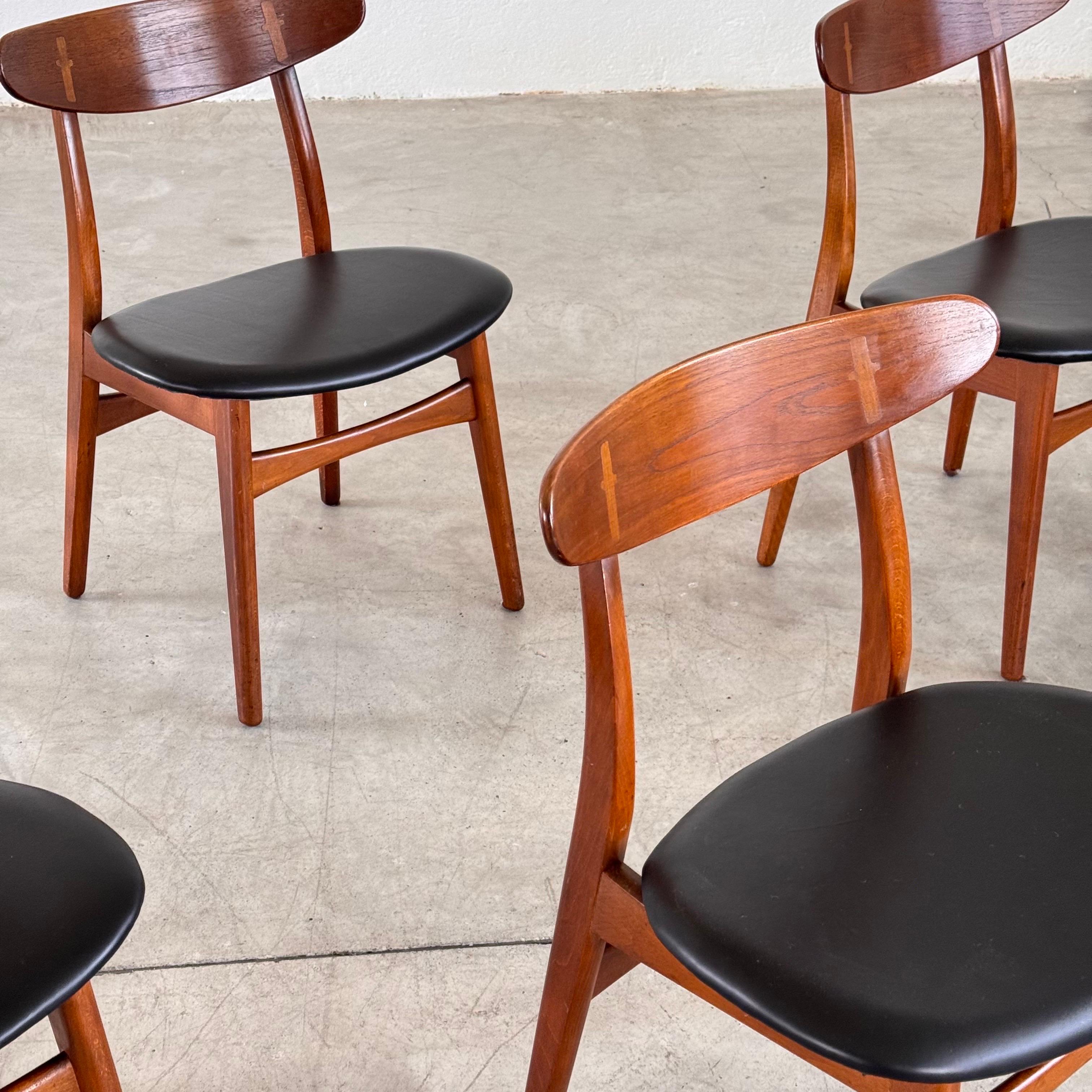 6 CH30 Stühle von Hans J. Wegner in schwarzem Leder, Carl Hansen & Søn, 1952 (Mitte des 20. Jahrhunderts) im Angebot