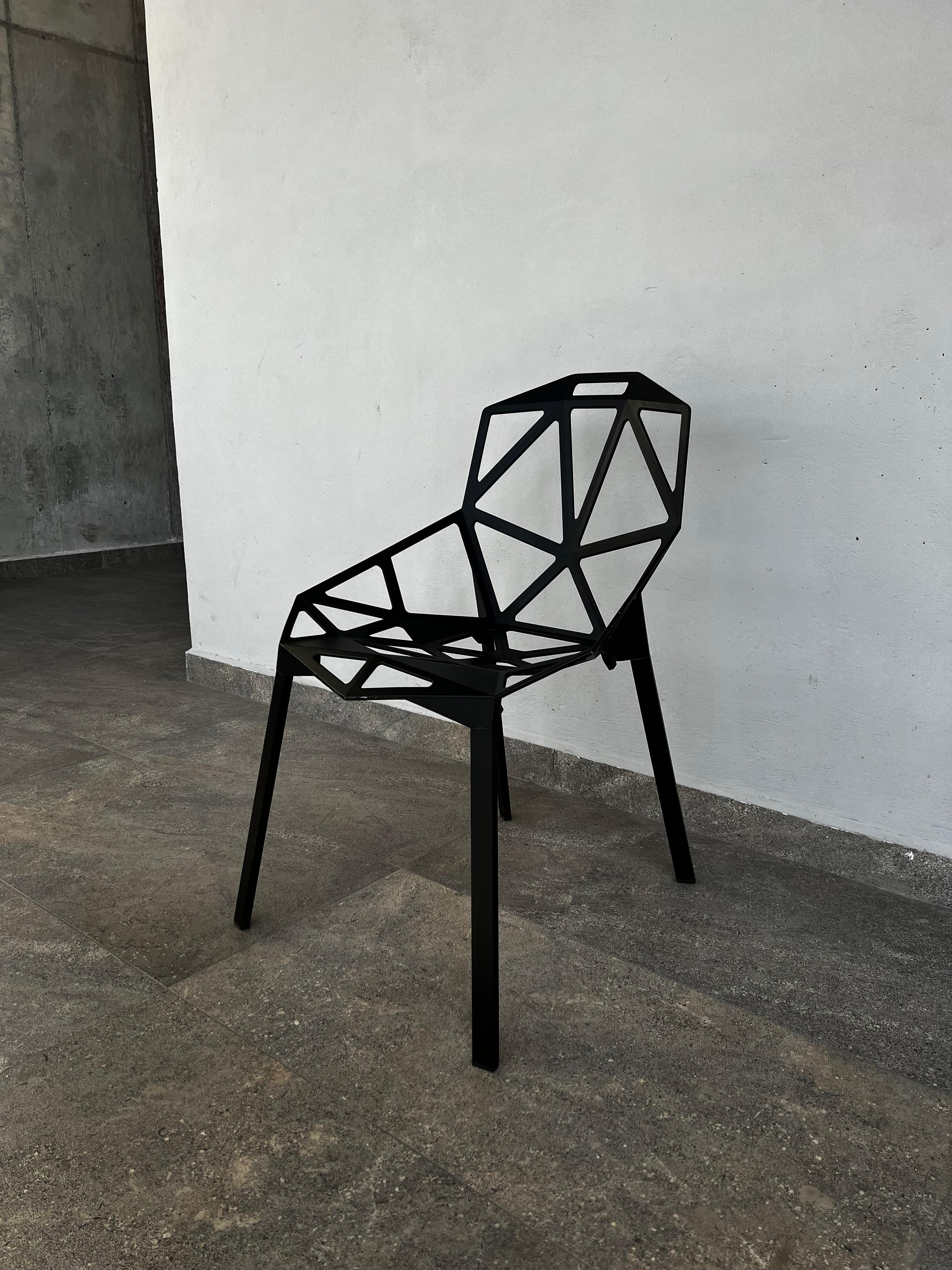 Set aus 6 stapelbaren Stühlen, MATERIAL: Beine aus eloxiertem Aluminium, schwarzes Aluminium. Sitz aus druckgegossenem Aluminium, das mit fluoriertem Titan beschichtet und mit Polyesterpulver lackiert ist. Für die Verwendung im Freien geeignet. 