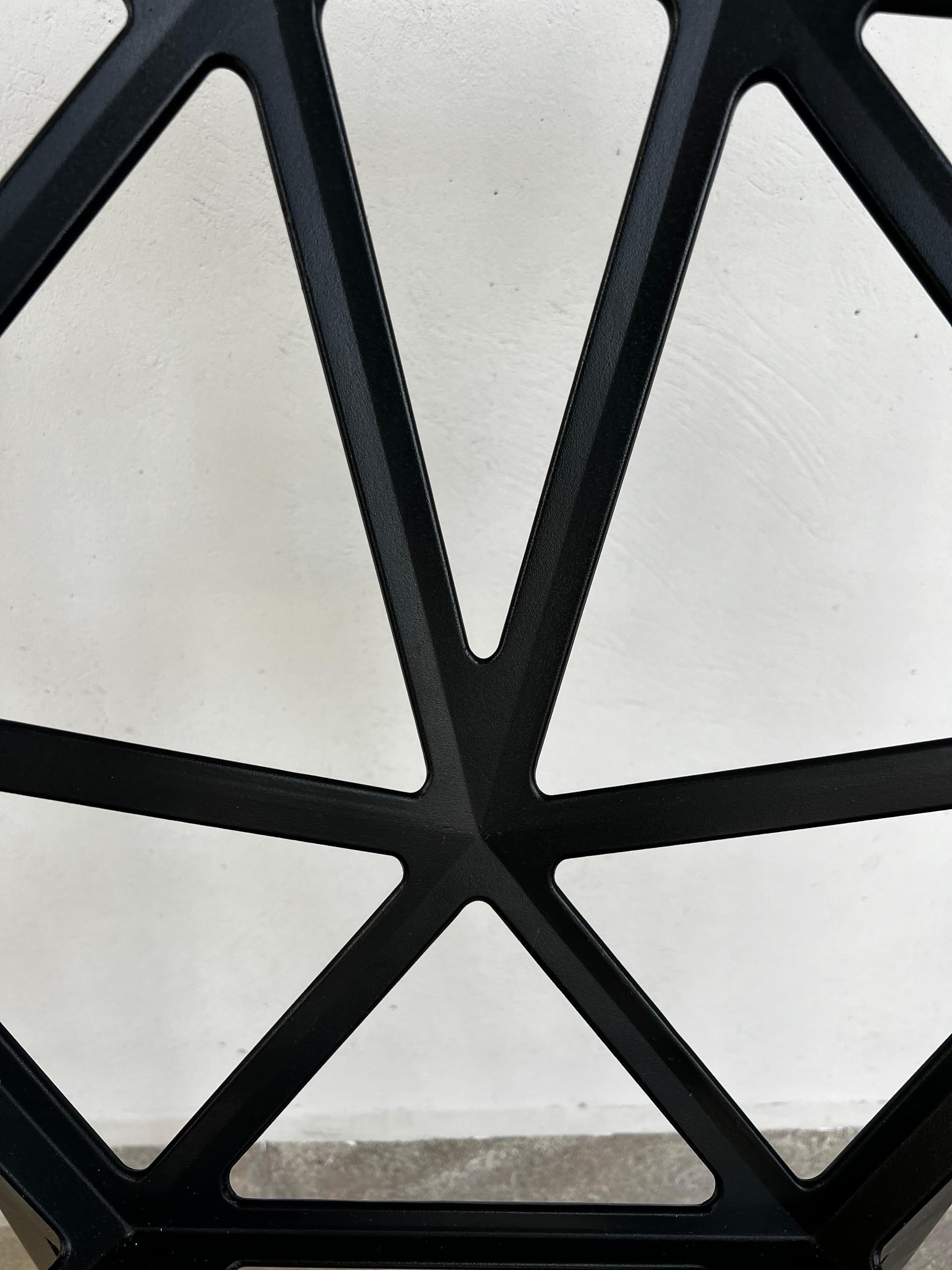 Satz von 6 Stühlen_Einer in Schwarz von Konstantin Grcic für MAGIS (Eloxiert) im Angebot