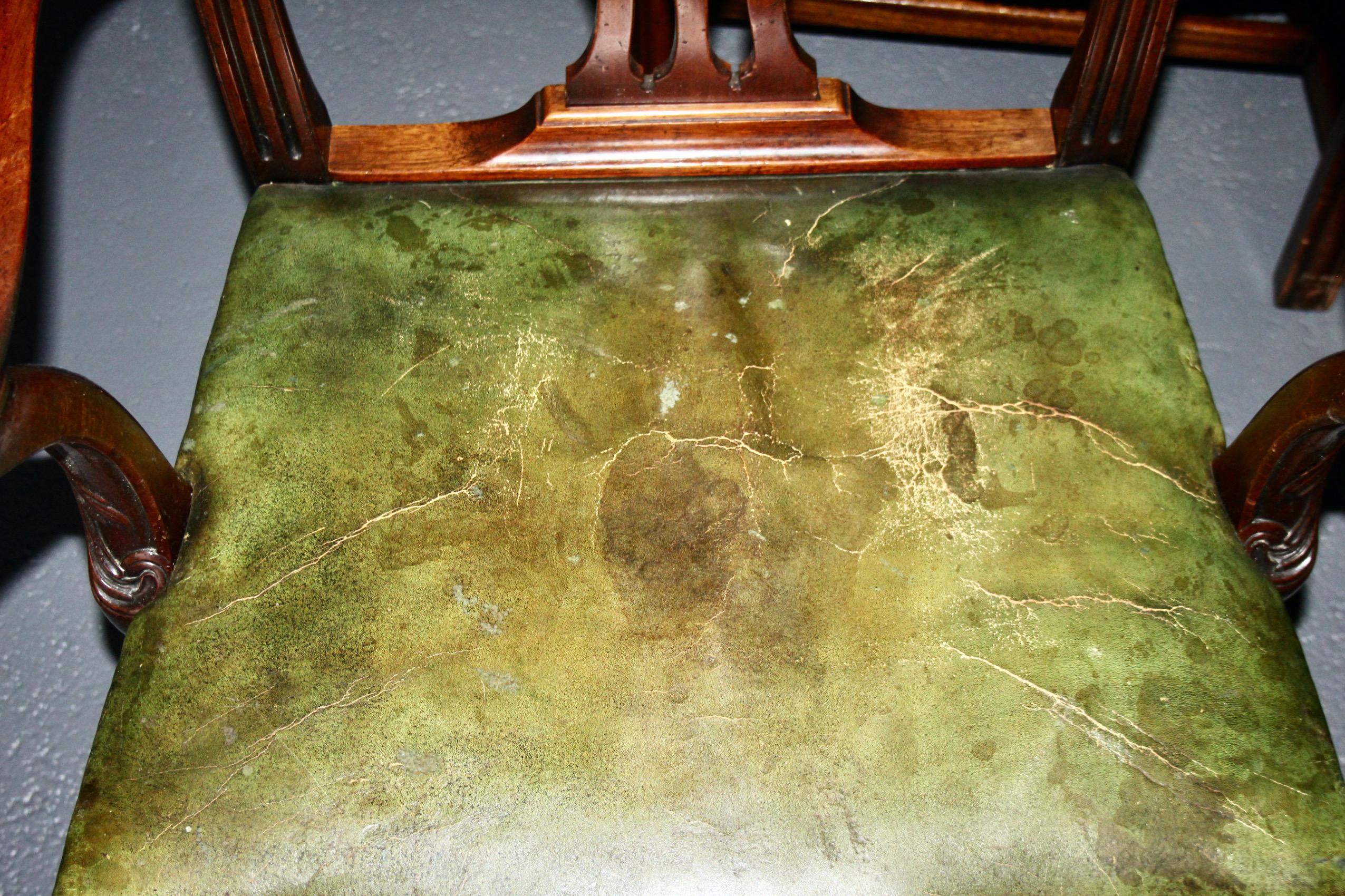 Conjunto de 6 sillas , 2 sillones de cuero verde y madera de fabricación inglesa en venta 3