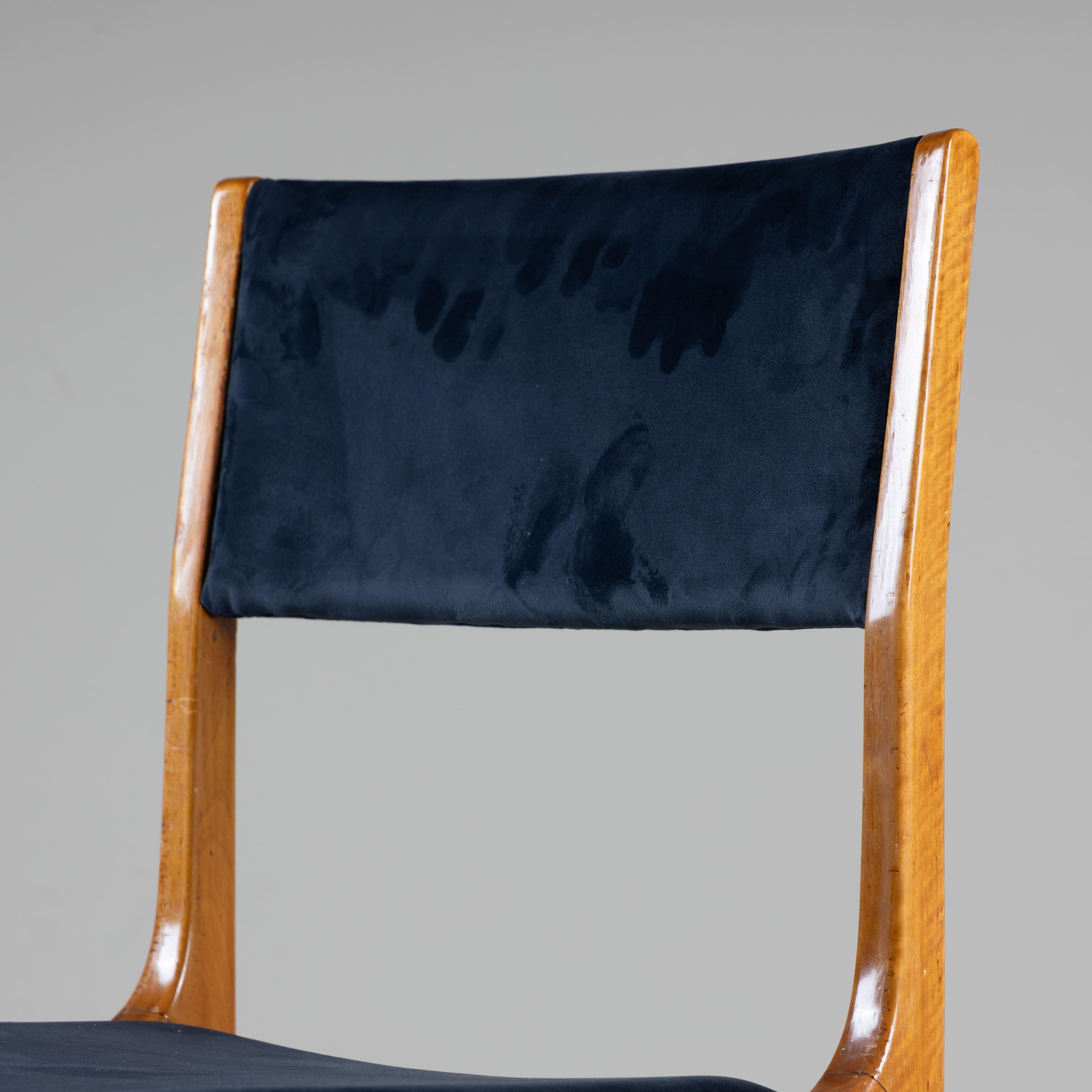 Satz von 6 Stühlen 693 Carlo De Carli Cassina, 1957, Holz und blauer Samt im Angebot 6