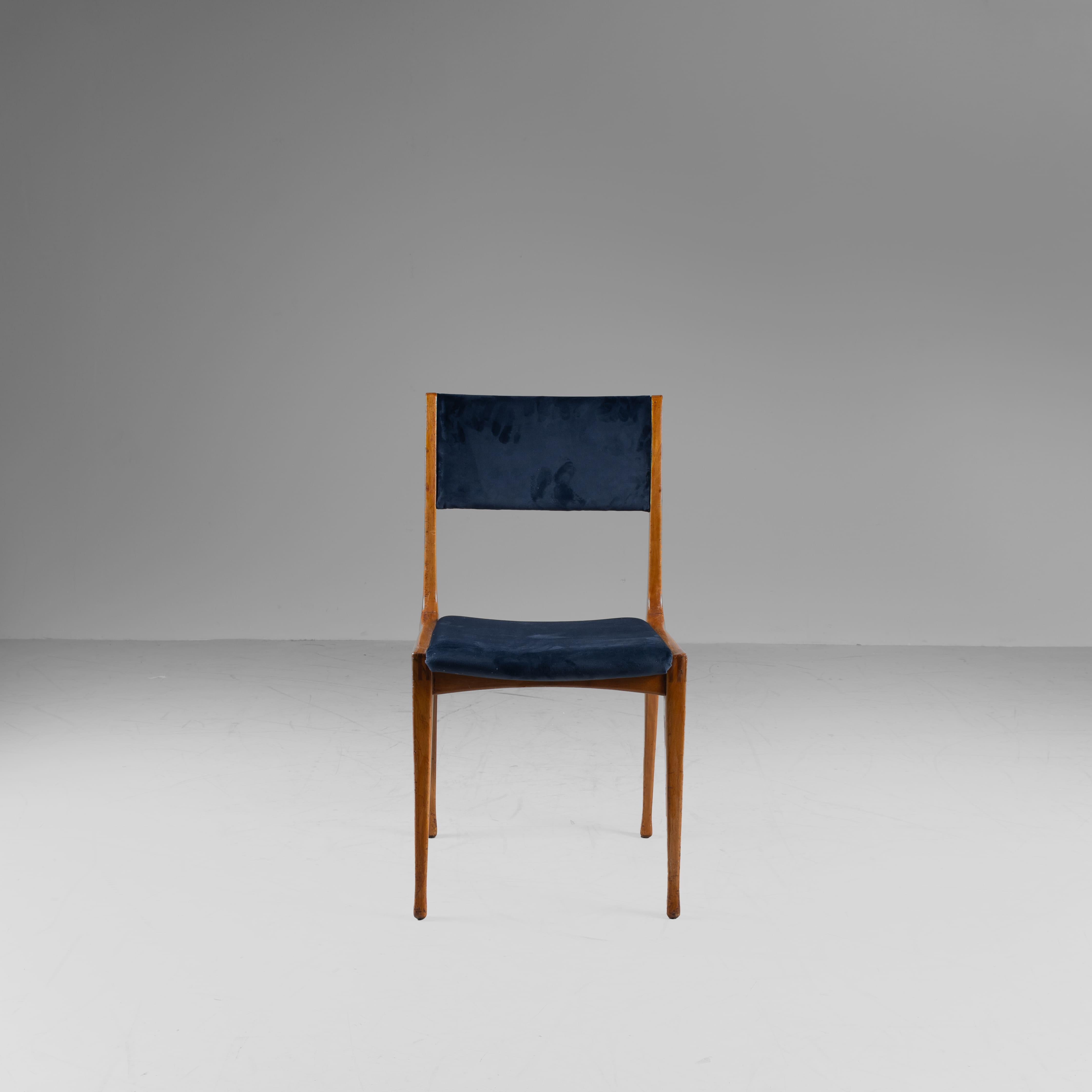 Satz von 6 Stühlen 693 Carlo De Carli Cassina, 1957, Holz und blauer Samt (Italienisch) im Angebot