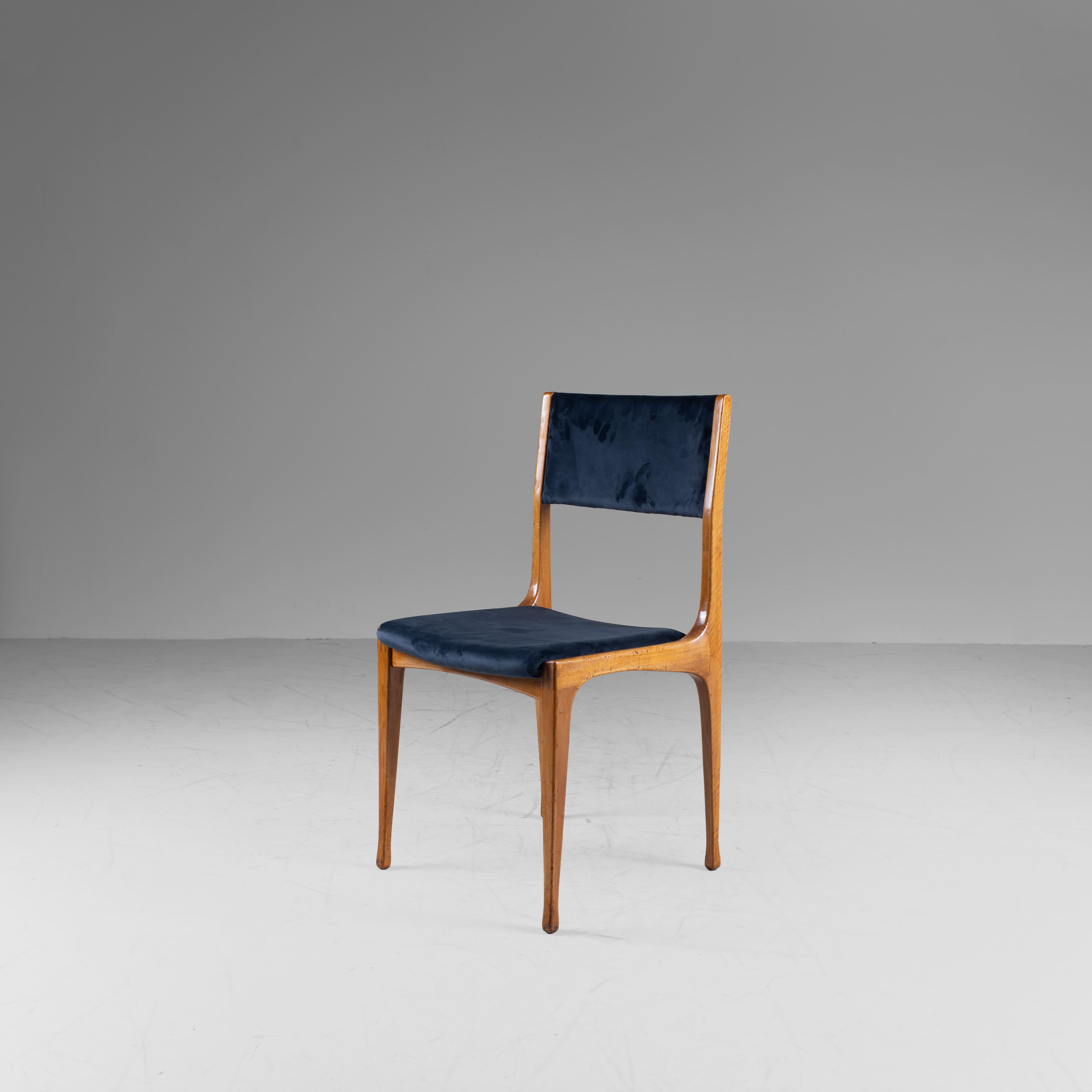 Satz von 6 Stühlen 693 Carlo De Carli Cassina, 1957, Holz und blauer Samt im Zustand „Gut“ im Angebot in Milano, Lombardia
