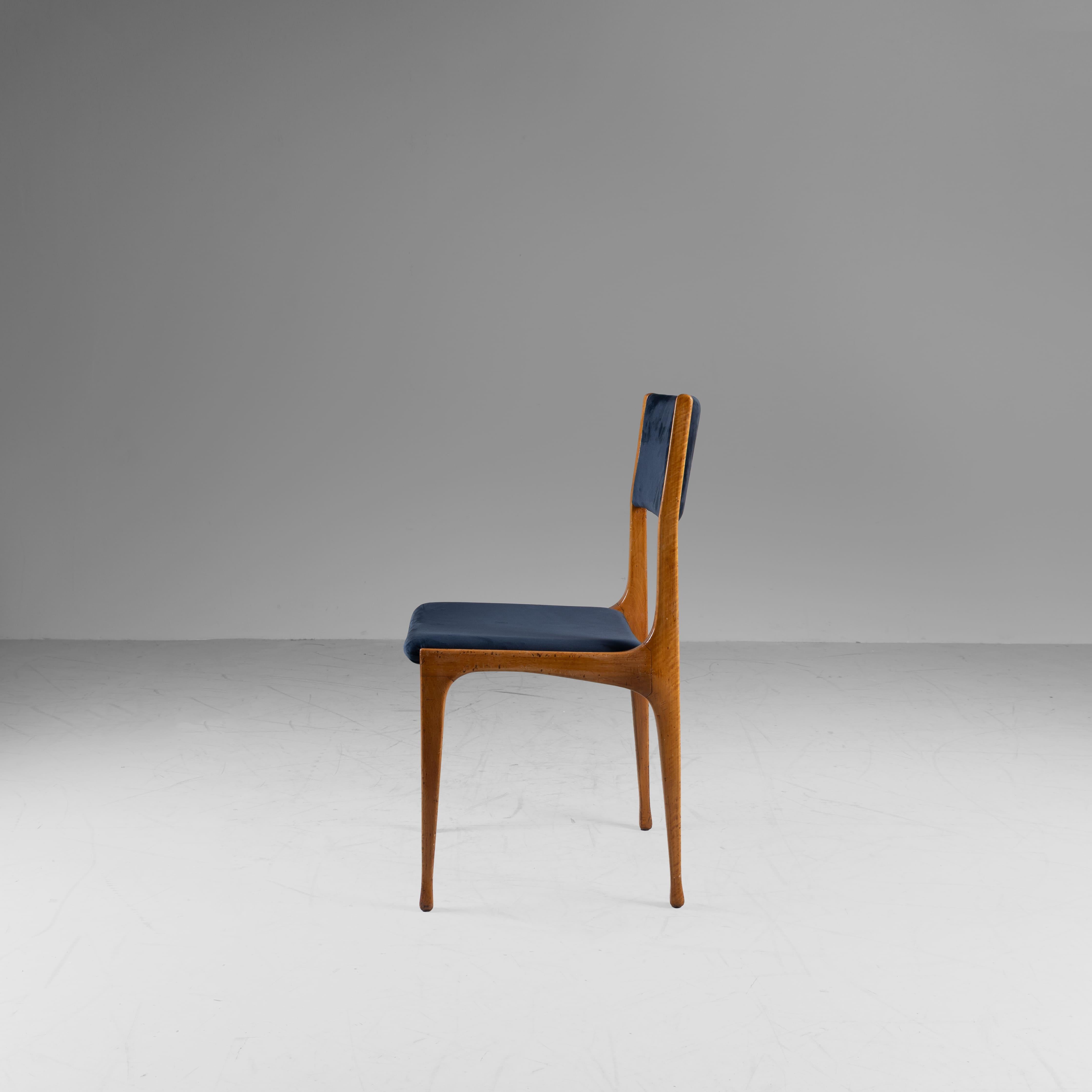 Satz von 6 Stühlen 693 Carlo De Carli Cassina, 1957, Holz und blauer Samt (Mitte des 20. Jahrhunderts) im Angebot