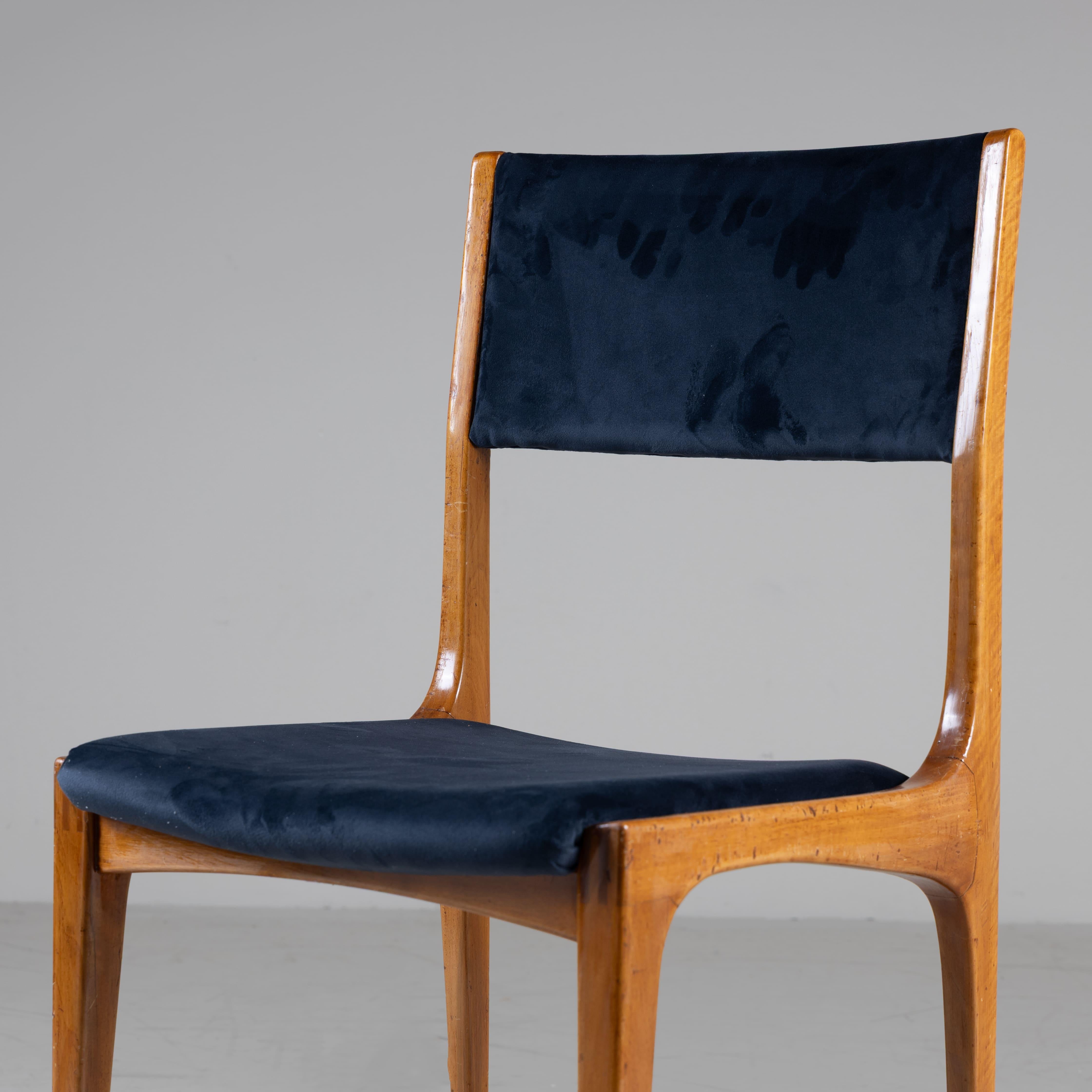 Satz von 6 Stühlen 693 Carlo De Carli Cassina, 1957, Holz und blauer Samt im Angebot 3