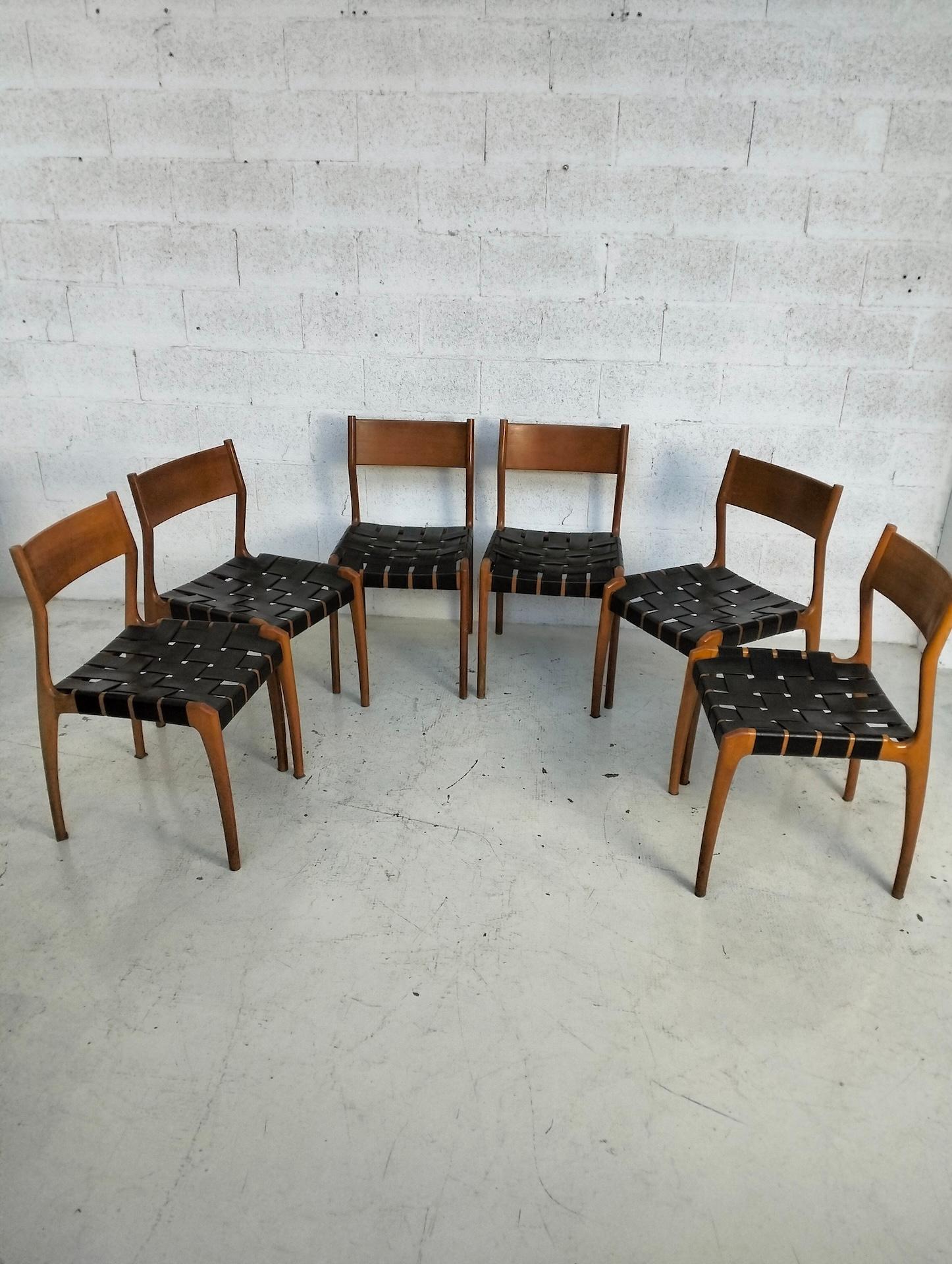 Satz von sechs Stühlen mod. 993 entworfen von Piero Palange und Werther Toffoloni (Studio TIPI) für Montina in den 60er Jahren, Italien.
Struktur aus massiver Eiche, braun lackiert. Rückenlehne aus gebogenem Holz.
Die Sitze sind gewebte Bänder aus