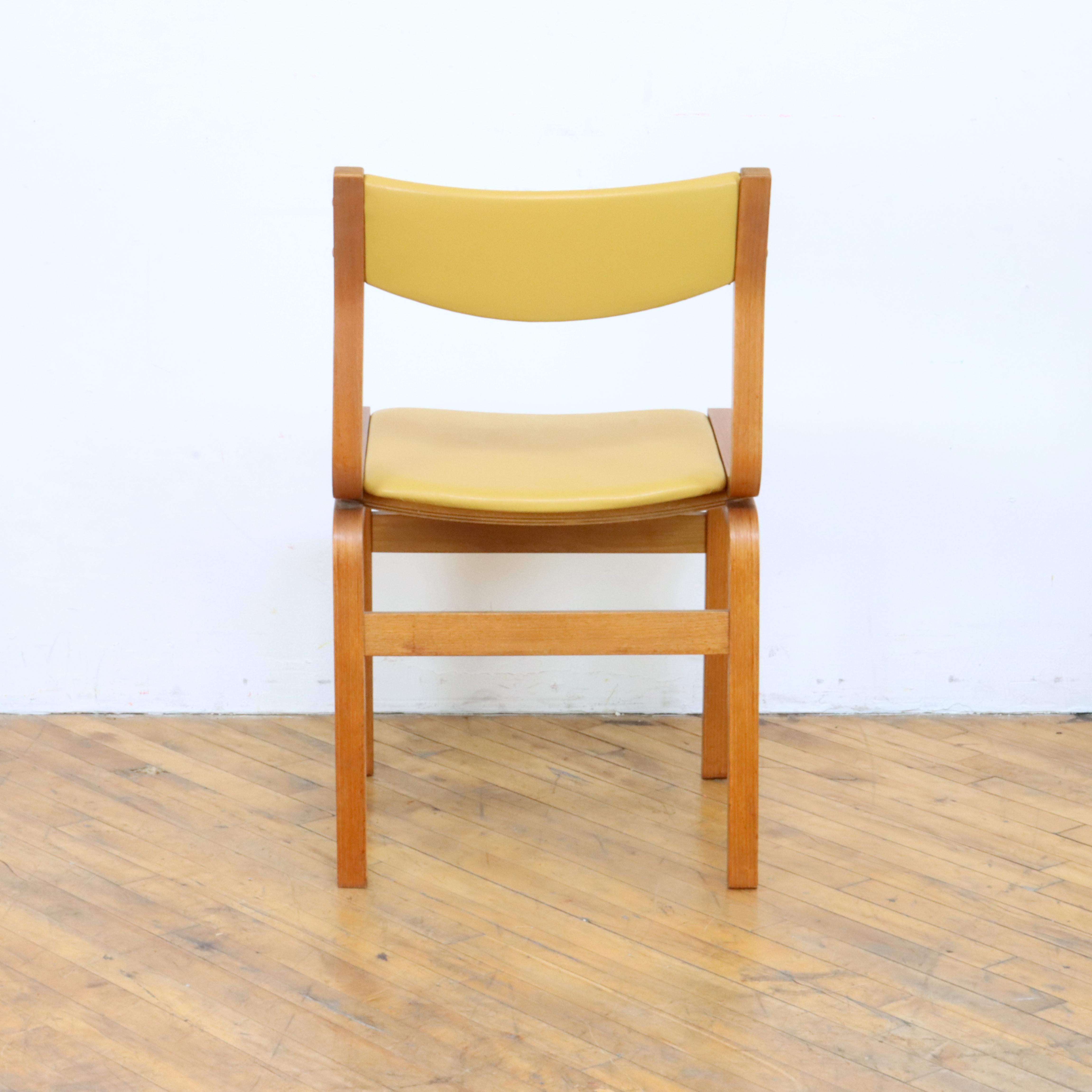 Imitation cuir Ensemble de 6 chaises d'après Arne Jacobsen en vente