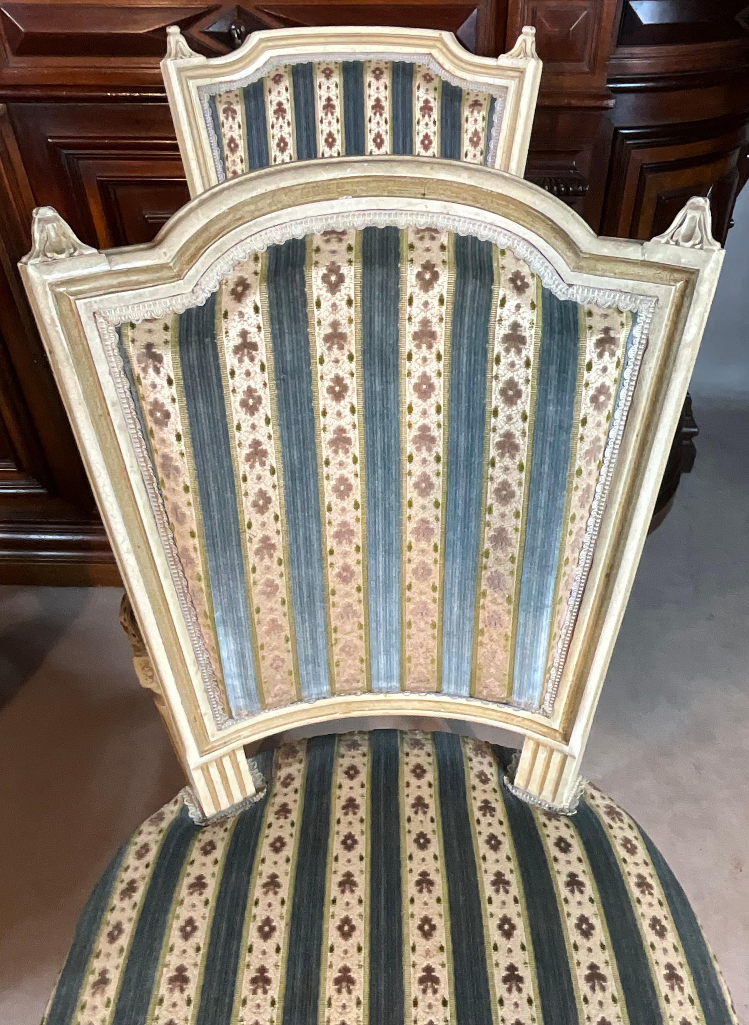 Satz von 6 Stühlen und einem Louis-XVI-Sessel aus dem späten 19. Jahrhundert (Spätes 19. Jahrhundert) im Angebot