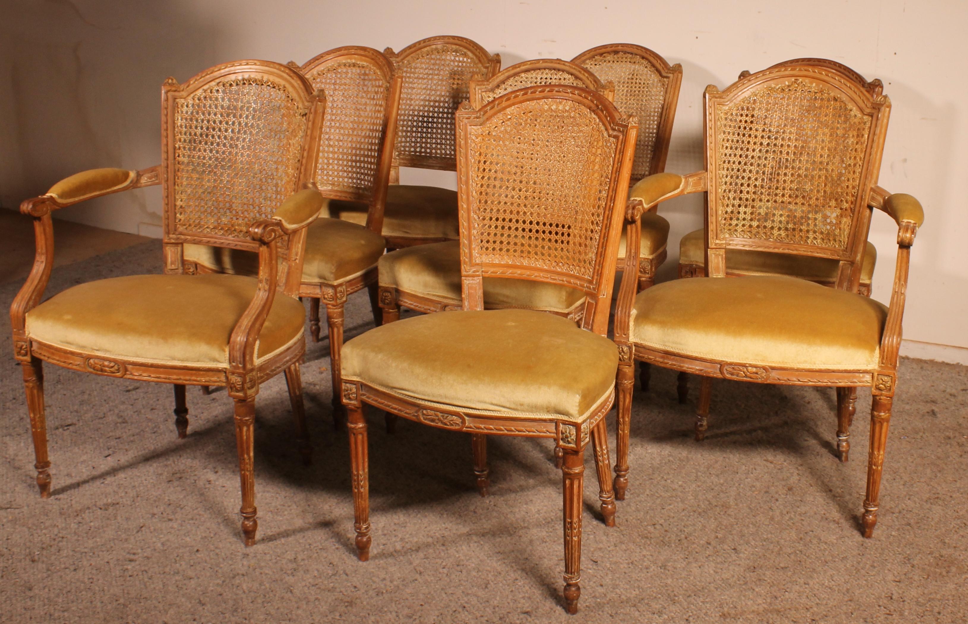 Superbe et rare ensemble de 6 chaises et deux fauteuils Louis XVI du XVIIIe siècle
Très belle patine d'usage avec une patine cérusée blanchie.
Les chaises ainsi que les cannelures sont en superbe état
La hauteur du siège est de 48 cm, ce qui est