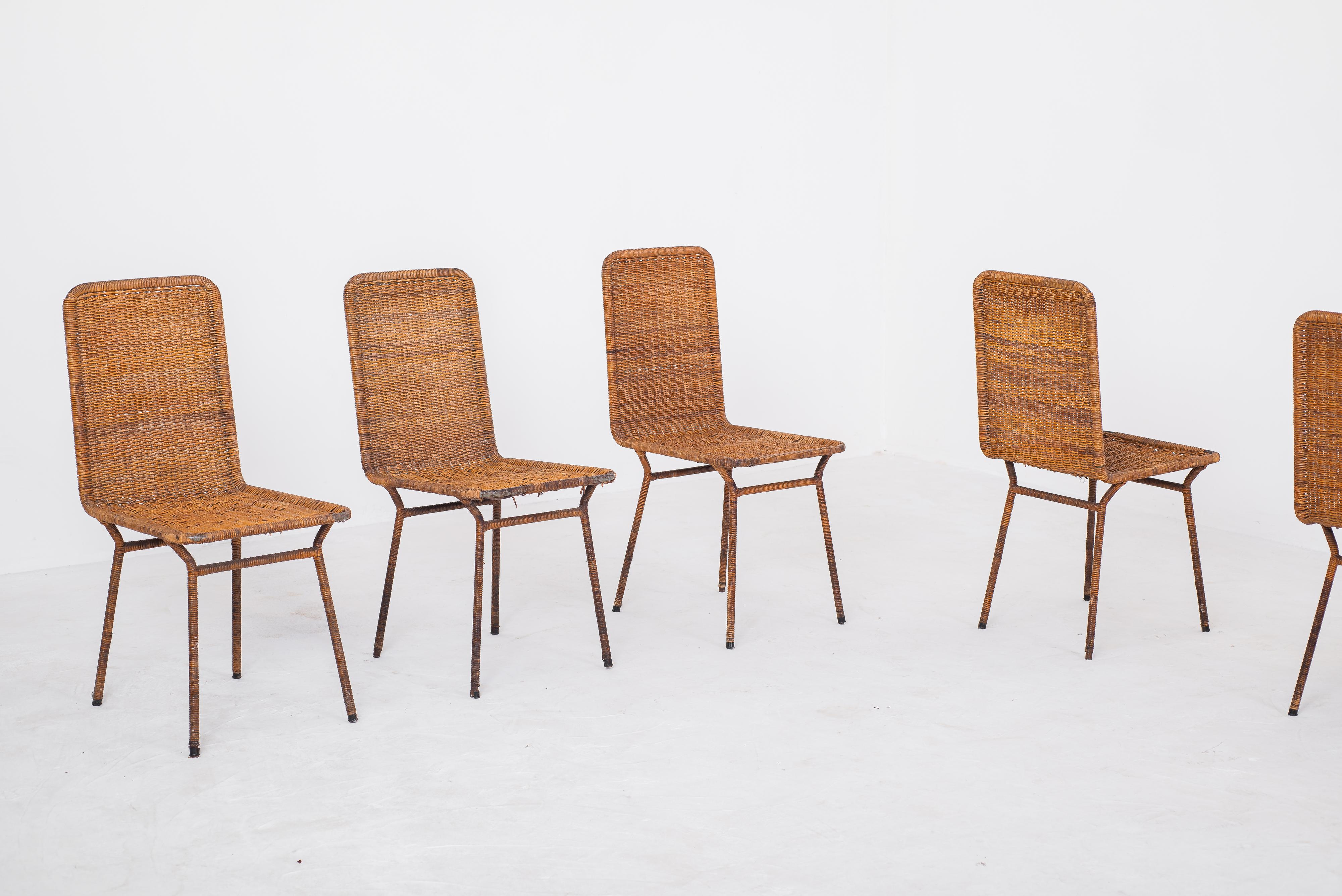 Questa offerta presenta un set di sei sedie attribuite all'influente designer Martin Eisler, risalenti al 1950 circa. Realizzate secondo l'estetica prevalente del Mid-Century Modern con un'influenza italiana, le sedie incarnano l'attenzione