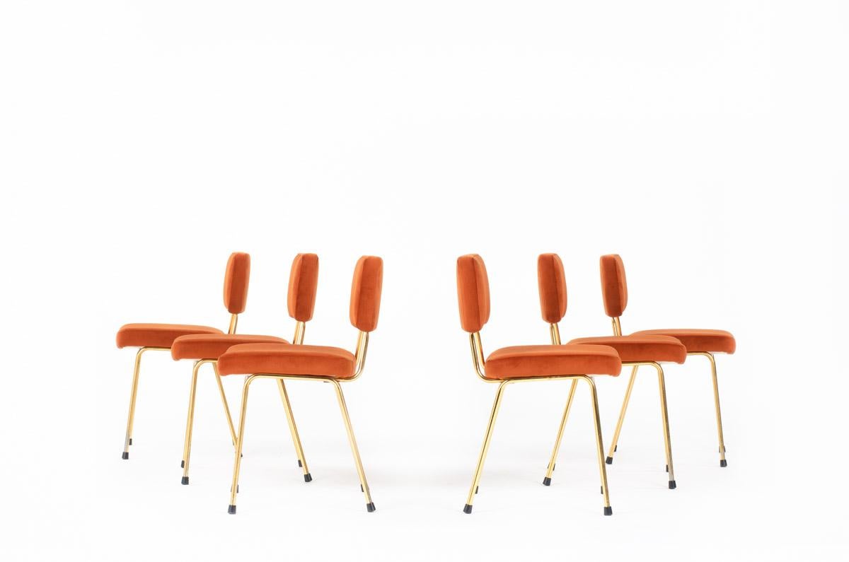 Satz von 6 Stühlen, herausgegeben von Airborne in den 50er Jahren.
Struktur aus goldfarbenem Metallrohr, Sitz und Rückenlehne aus Holz, bezogen mit Schaumstoff und ockerfarbenem Samtstoff