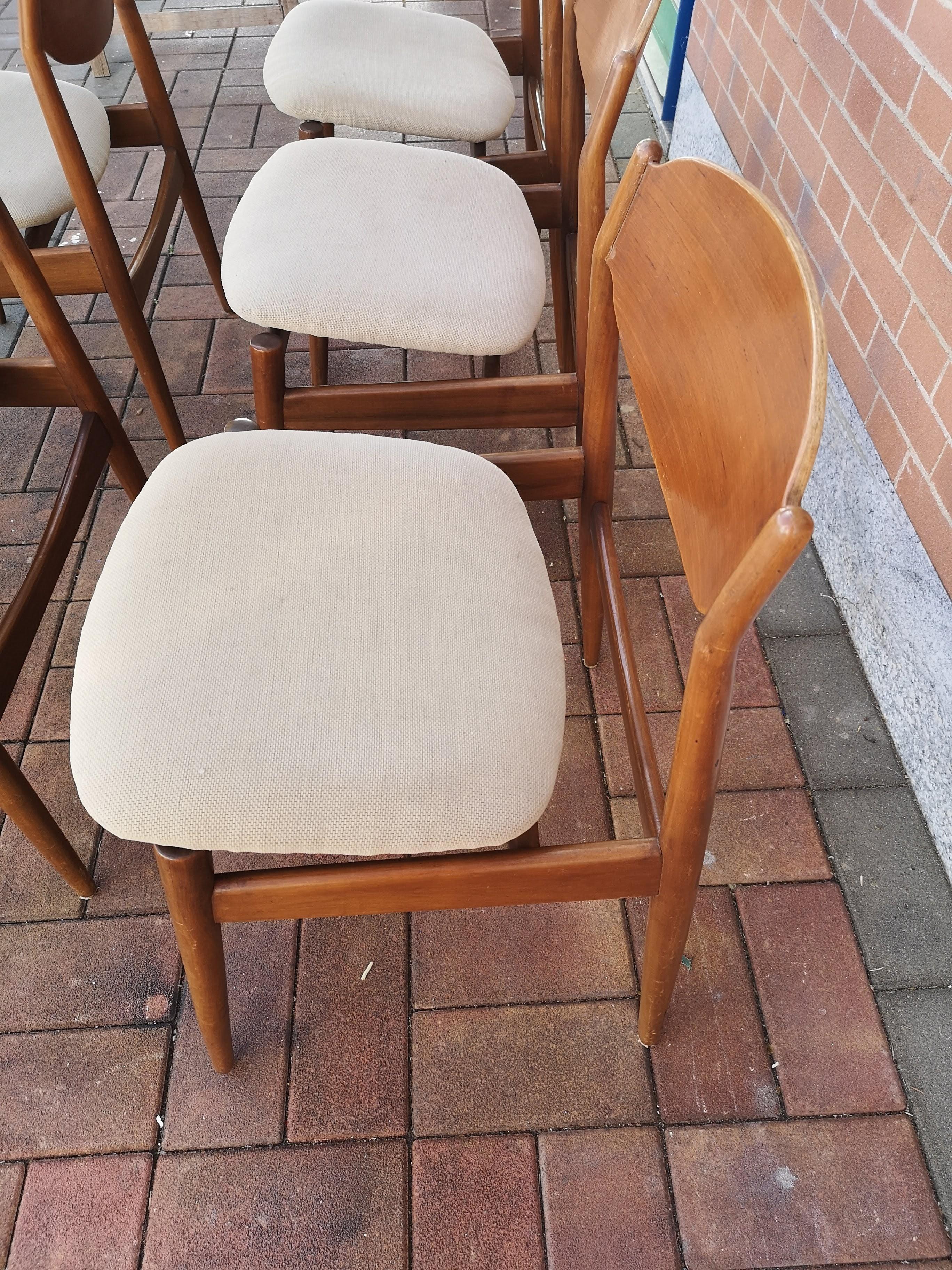 Ensemble de 6 chaises conçues par Leonardo Fiori dans les années 1960 et produites par ISA de Bergame (Italie).

Les 6 chaises sont toutes en très bon état.
Structure en teck et siège en tissu d'origine.

La marque de production est indiquée sous