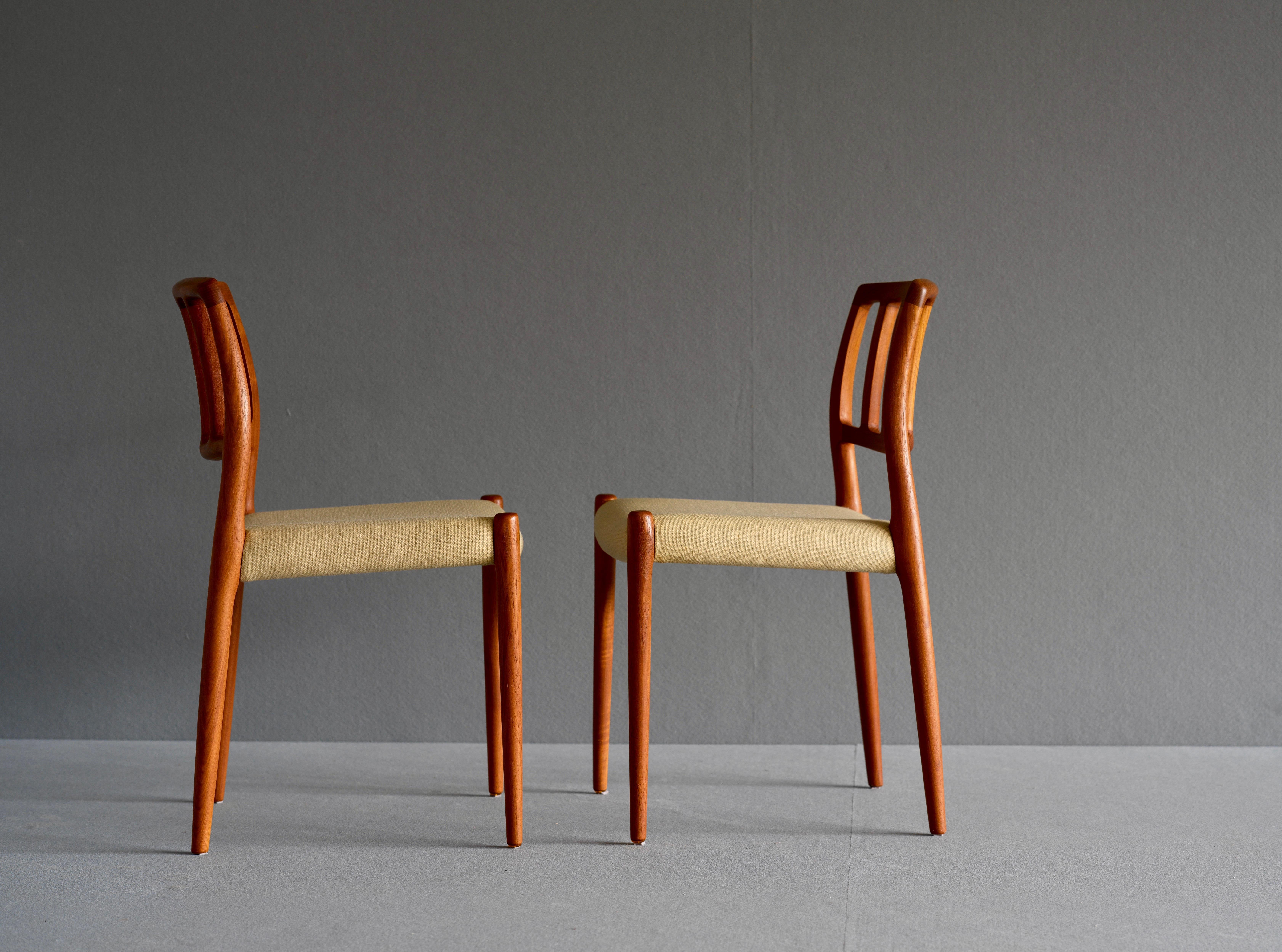 Mid-Century Modern Set of 6 Chairs by Neils Moller in Teak For Sale
