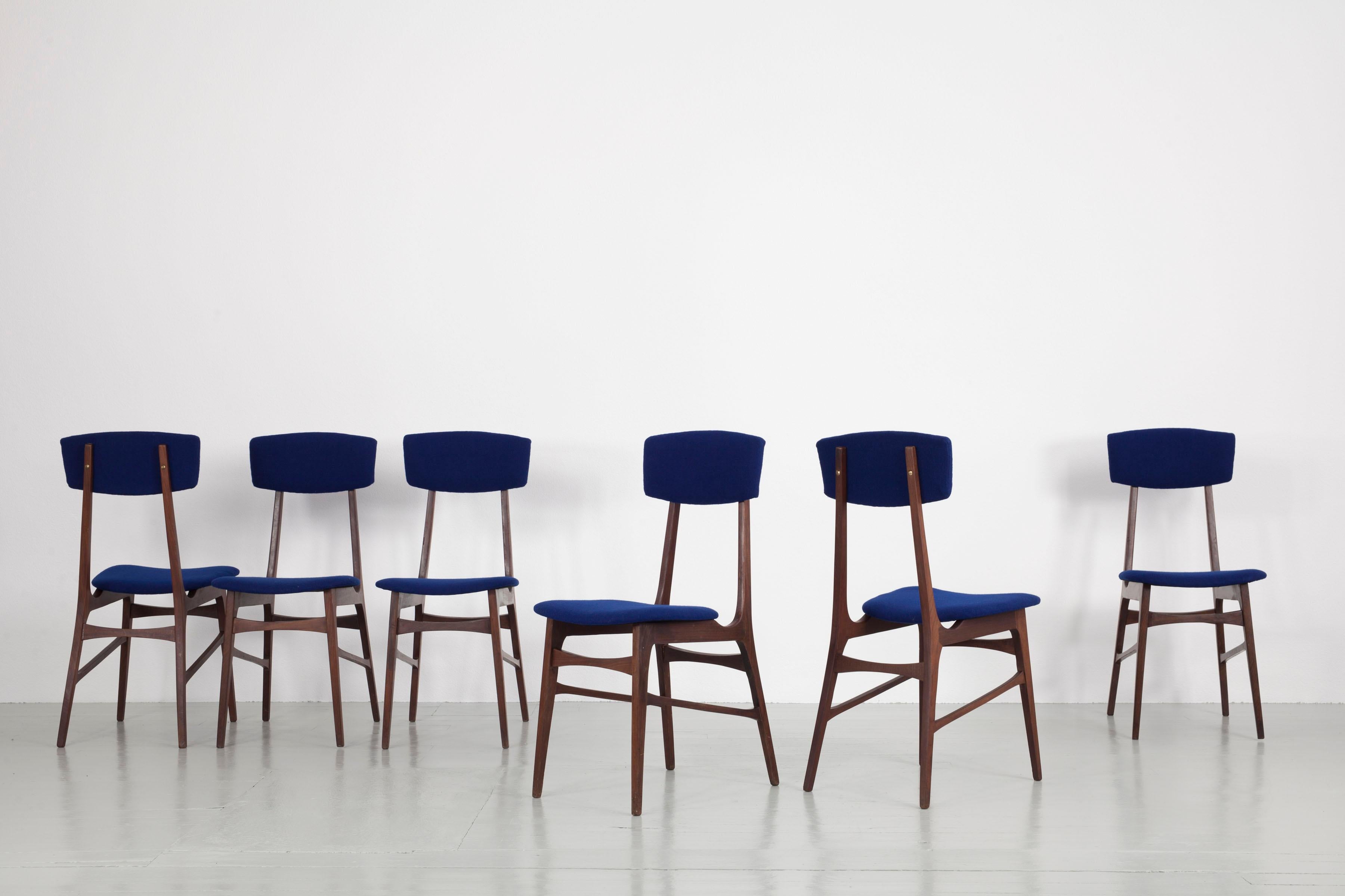 Cette chaise a été conçue et fabriquée en Italie dans les années 1960 par Pompeo Fumagalli-Mariano
Comese. La structure légère et délicate est faite de bois teinté foncé, l'assise et le dossier sont
remeublé dans un tissu bleu profond de Kvadrat