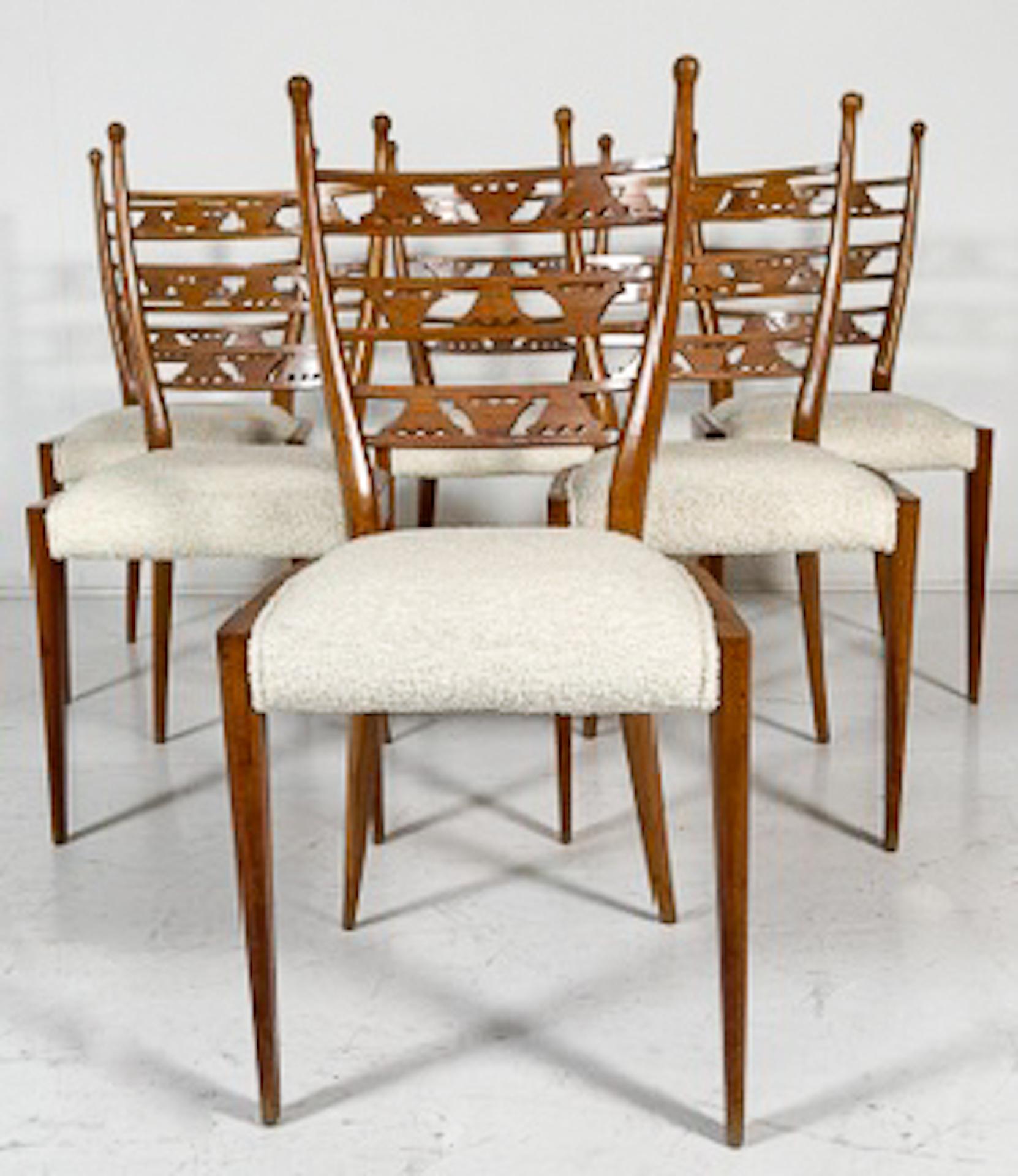 Satz von 6 Stühlen, Kirschbaumholz und Boucle-Stoff, Italien, 1940er Jahre – Neupolsterung (Art déco) im Angebot