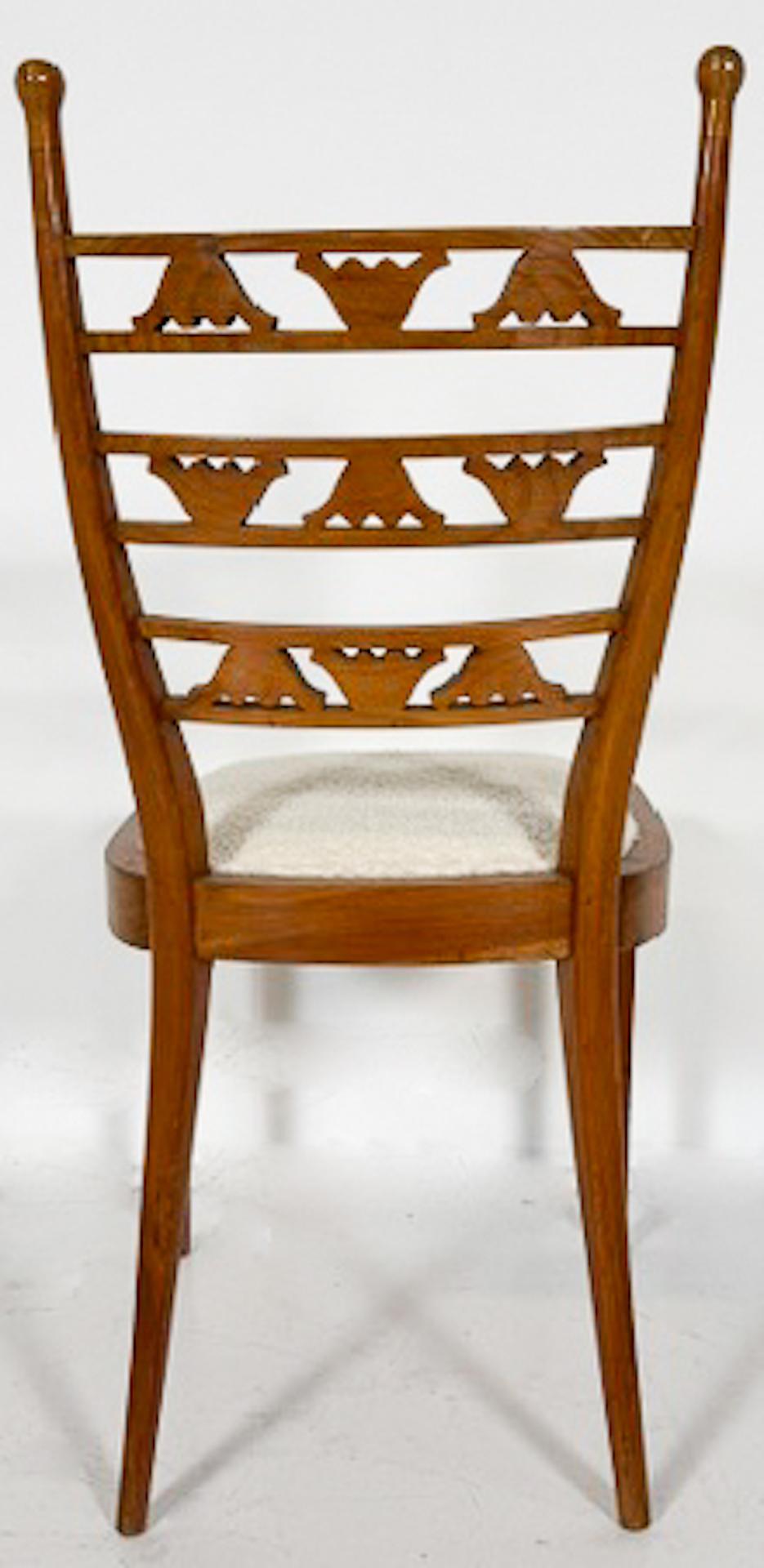Satz von 6 Stühlen, Kirschbaumholz und Boucle-Stoff, Italien, 1940er Jahre – Neupolsterung (Bouclé) im Angebot