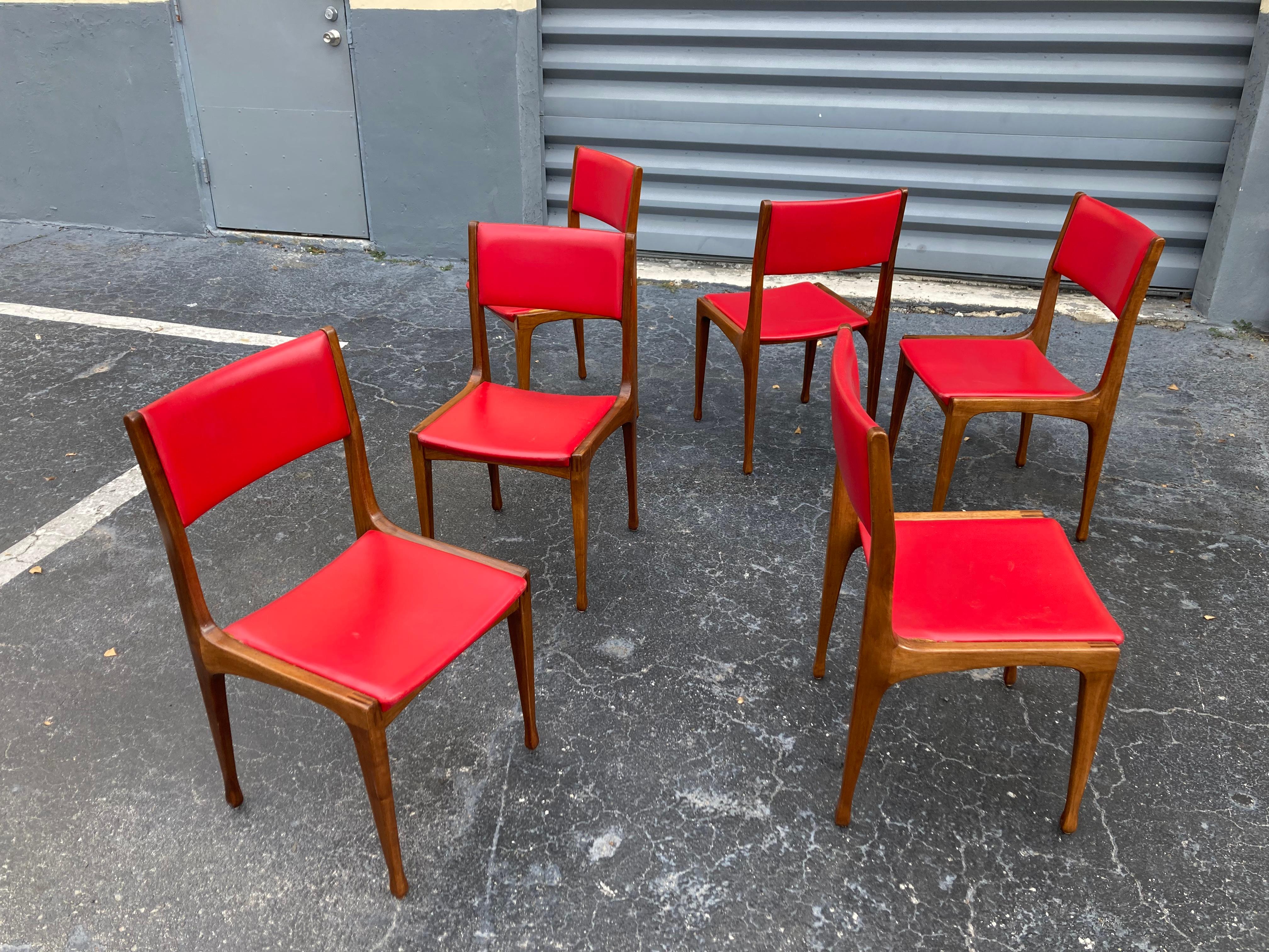 Mid-Century Modern Set of 6 Chairs Designed by Carlo de Carli for Cassina, Walnut, Red Vinyl For Sale