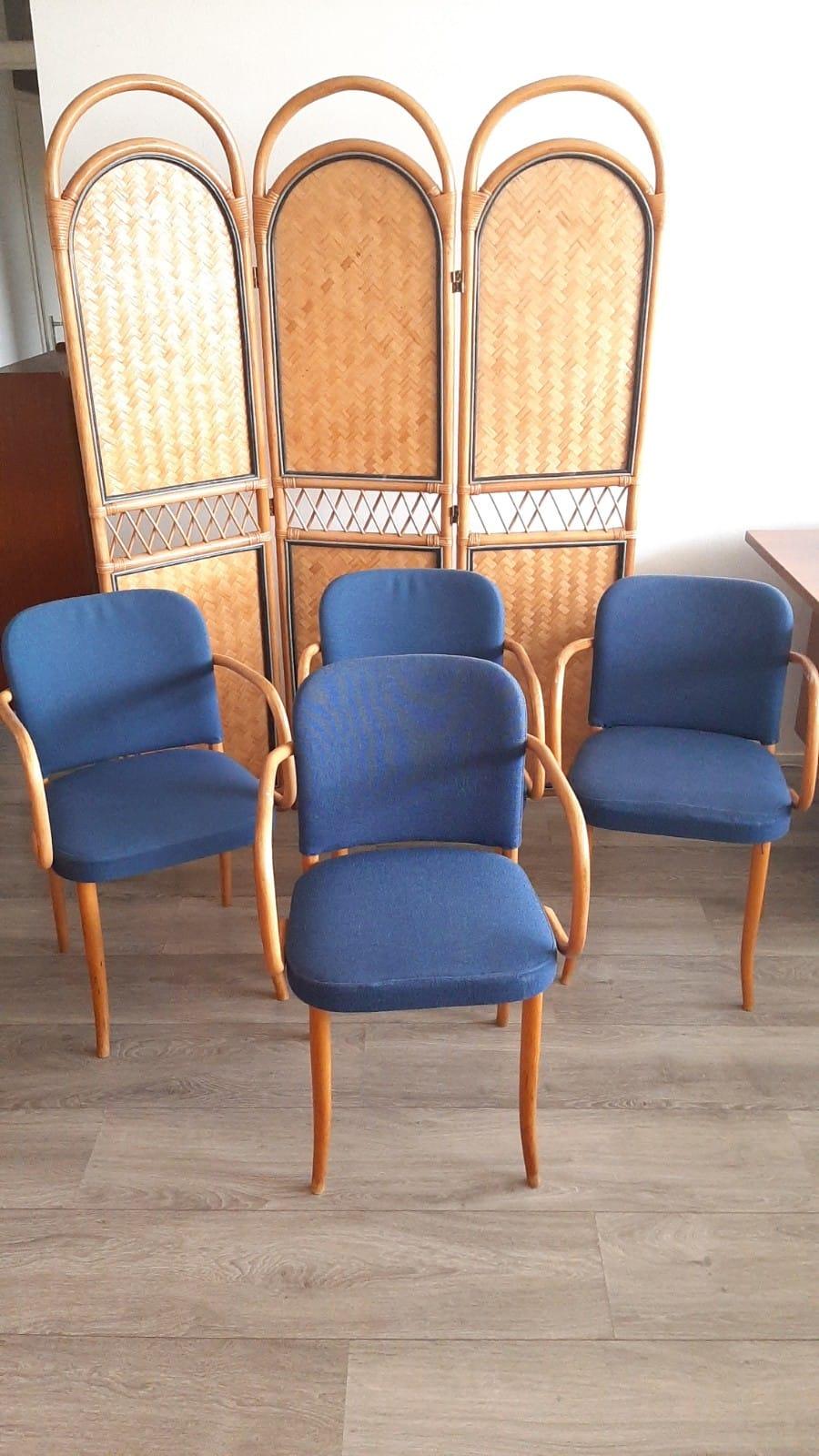 Satz von sechs Thonet/Ligna-Stühlen, vor kurzem mit blauem Stoff neu gepolstert.
Im Originalzustand waren Sitzfläche und Rückenlehne aus geflochtenem Rohr.
Die Armlehnen der Stühle werden gekonnt nach dem gut dokumentierten Thonet Verfahren mit