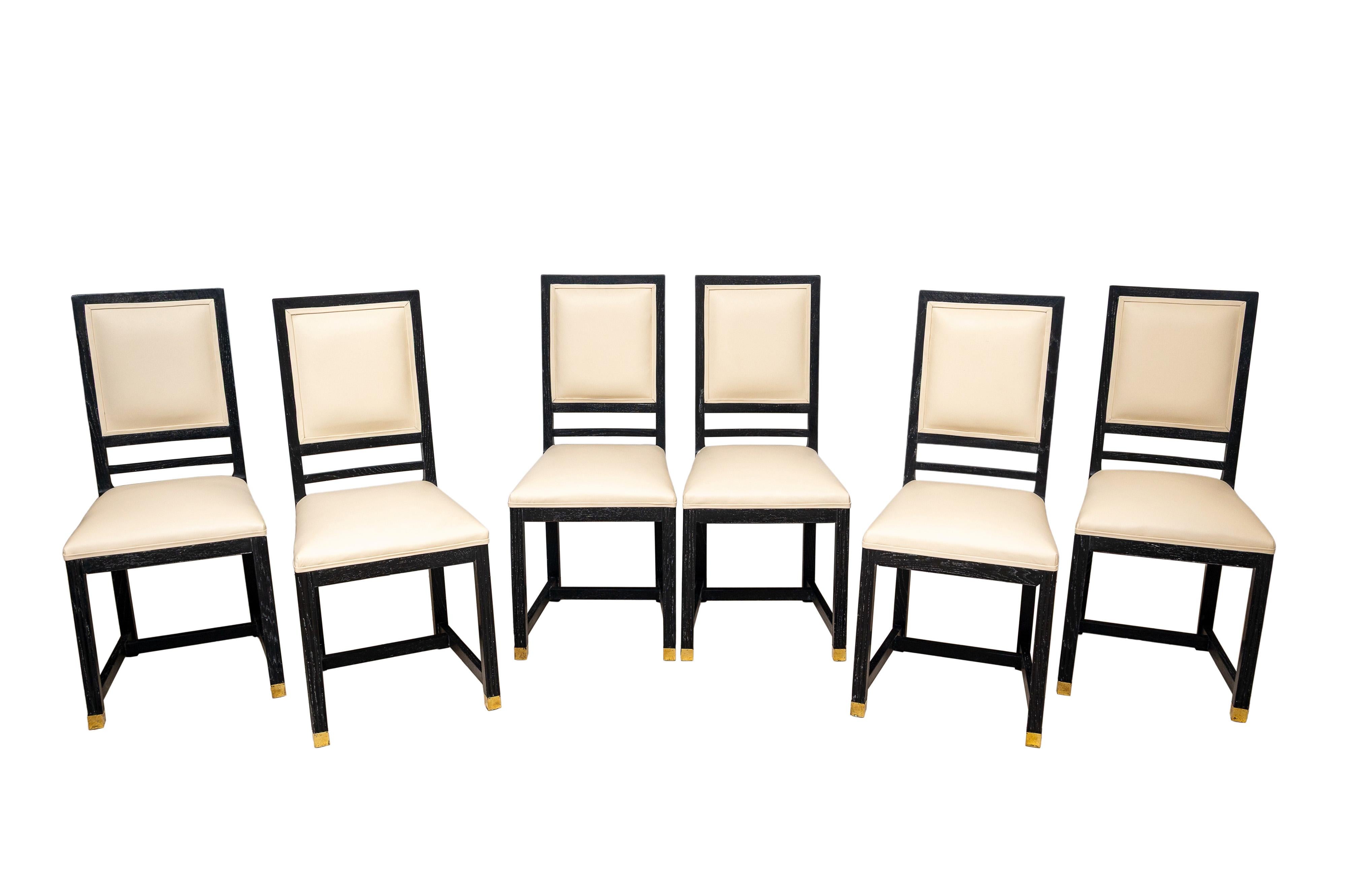  Ensemble de 6 chaises, Fritz Nagel (design), Adolf Nagel (exécution), école de Josef Hoffmann, vers 1910

Les chaises font partie d'un ensemble complet de meubles.

Technique : Chêne massif, teinté noir et chaulé, ferrures en laiton martelé