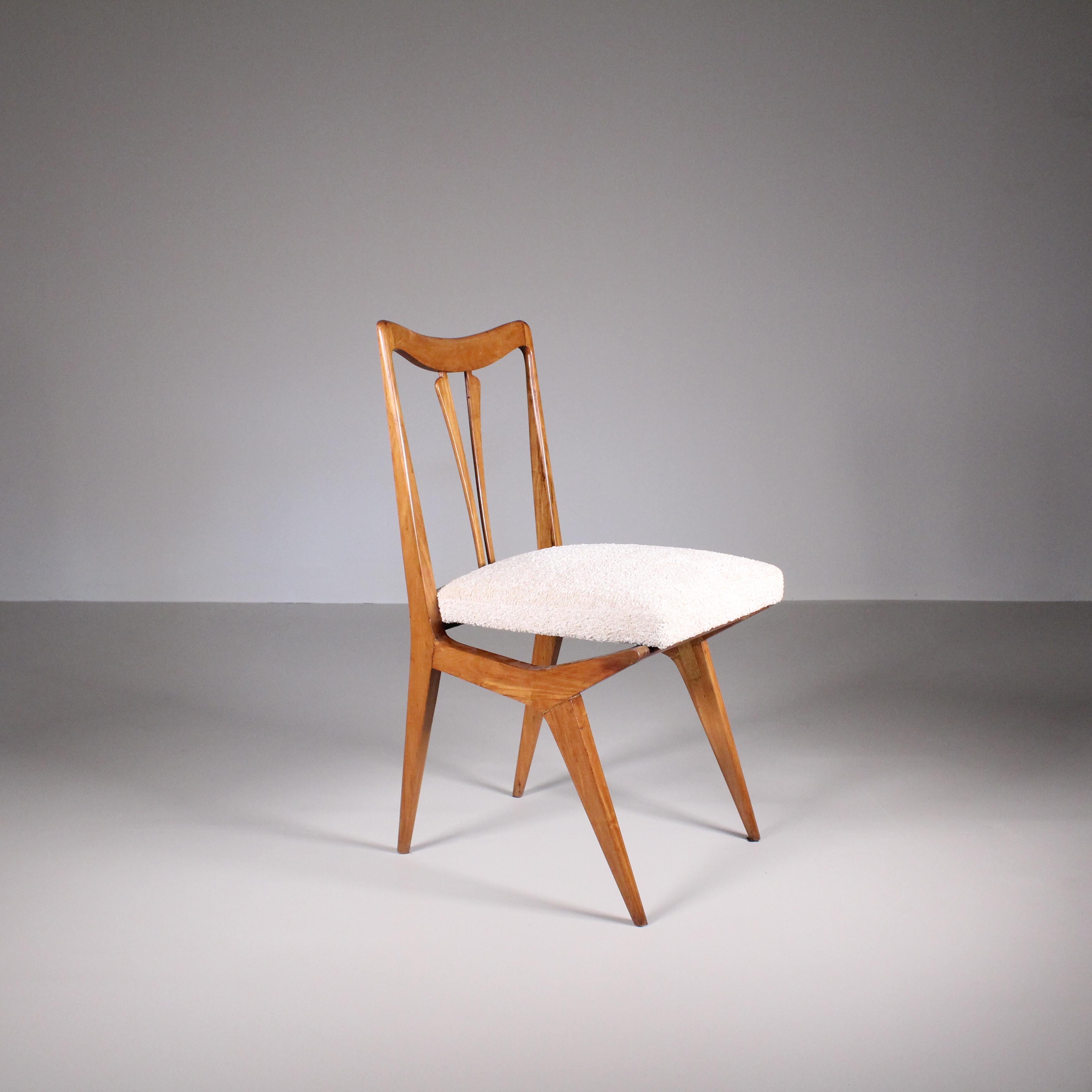 Le sedie Scapinelli sono un tipo di arredamento noto per il suo design unico ed elegante. Queste sedie sono tipicamente caratterizzate dall'estetica moderna di metà secolo, che era popolare negli anni '50 e '60. 
Le sedie Scapinelli sono note per il