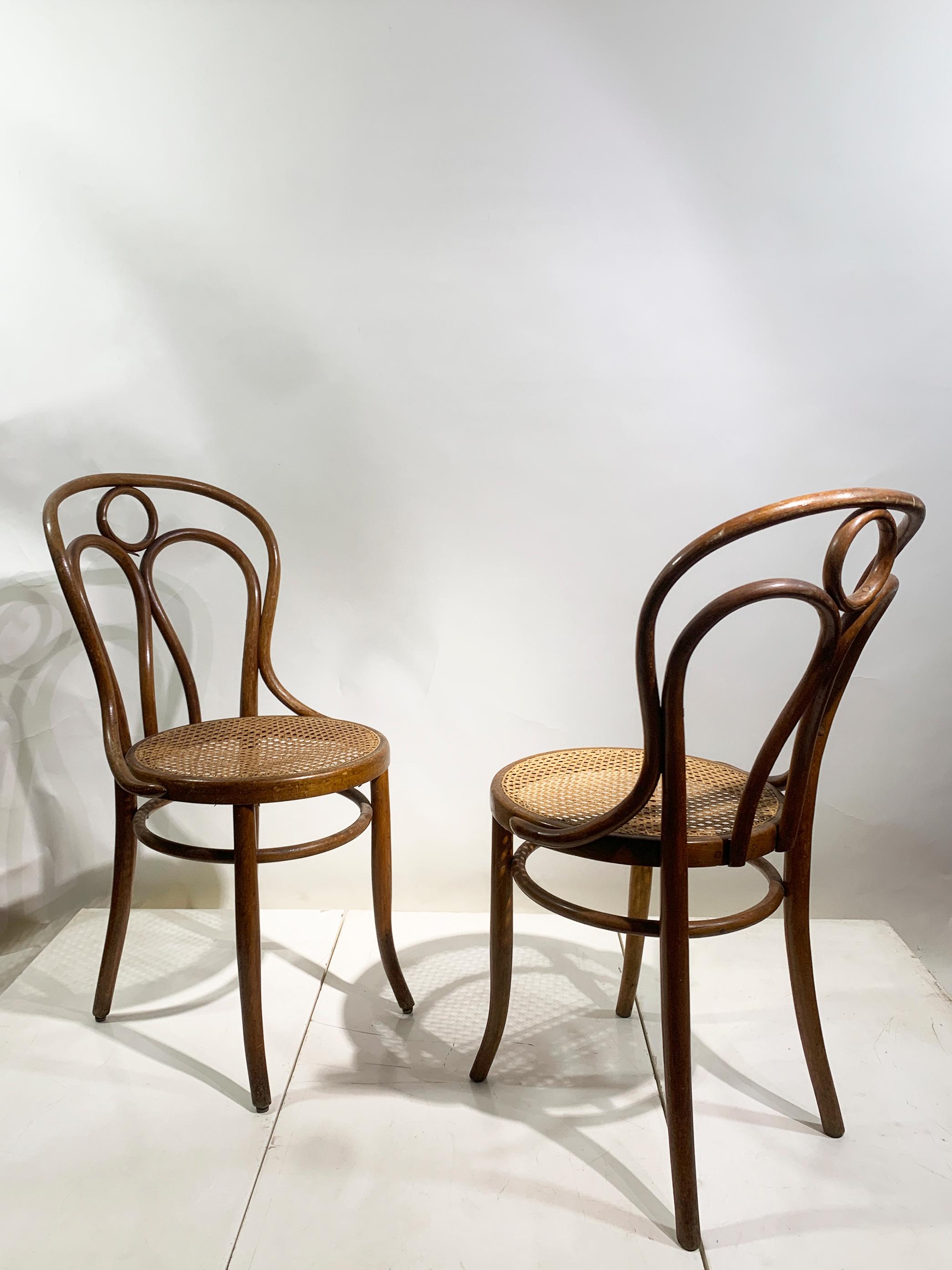 Raro juego de sillas de Josef Hoffmann para Mundus Viena Austria 1907-1914 Preciosa silla antigua de Josef Hoffmann para Mundus Viena Austria. Las sillas son de una calidad excepcional para su época, hacia 1900. En la parte inferior, las sillas aún