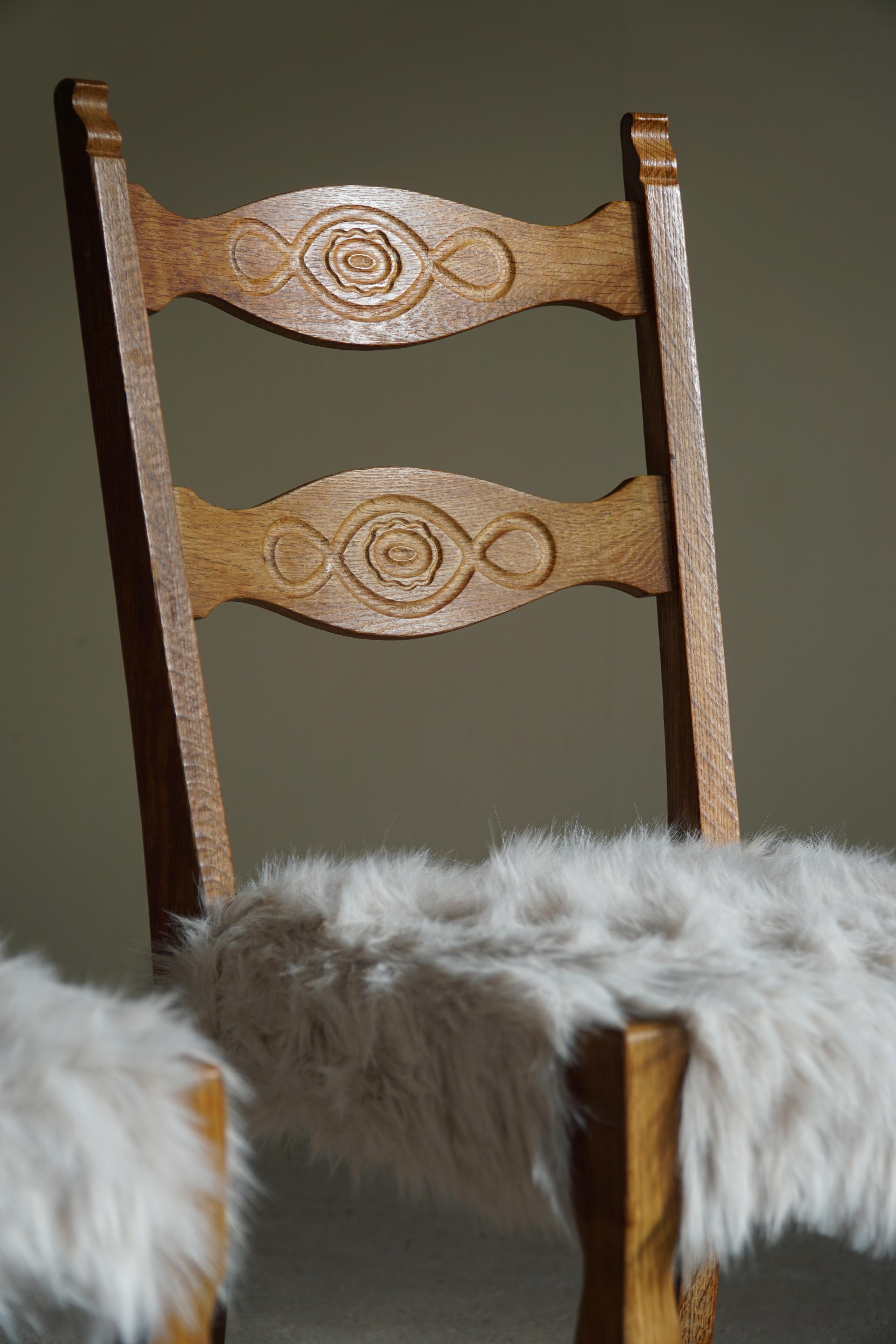 Ein skulpturaler, klassischer Satz von 6 Esszimmerstühlen aus Eiche, die Sitze sind mit langhaariger veganer Lammwolle gepolstert. Starke Anlehnung an das beliebte Modell der 