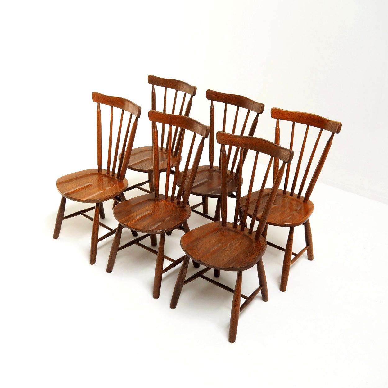 Ensemble de six chaises dans le style minimaliste Japandi. Simplicité, matériaux naturels et techniques traditionnelles en sont les principales composantes.

Les chaises sont fabriquées en chêne massif teinté en brun foncé. Ils sont en bon état