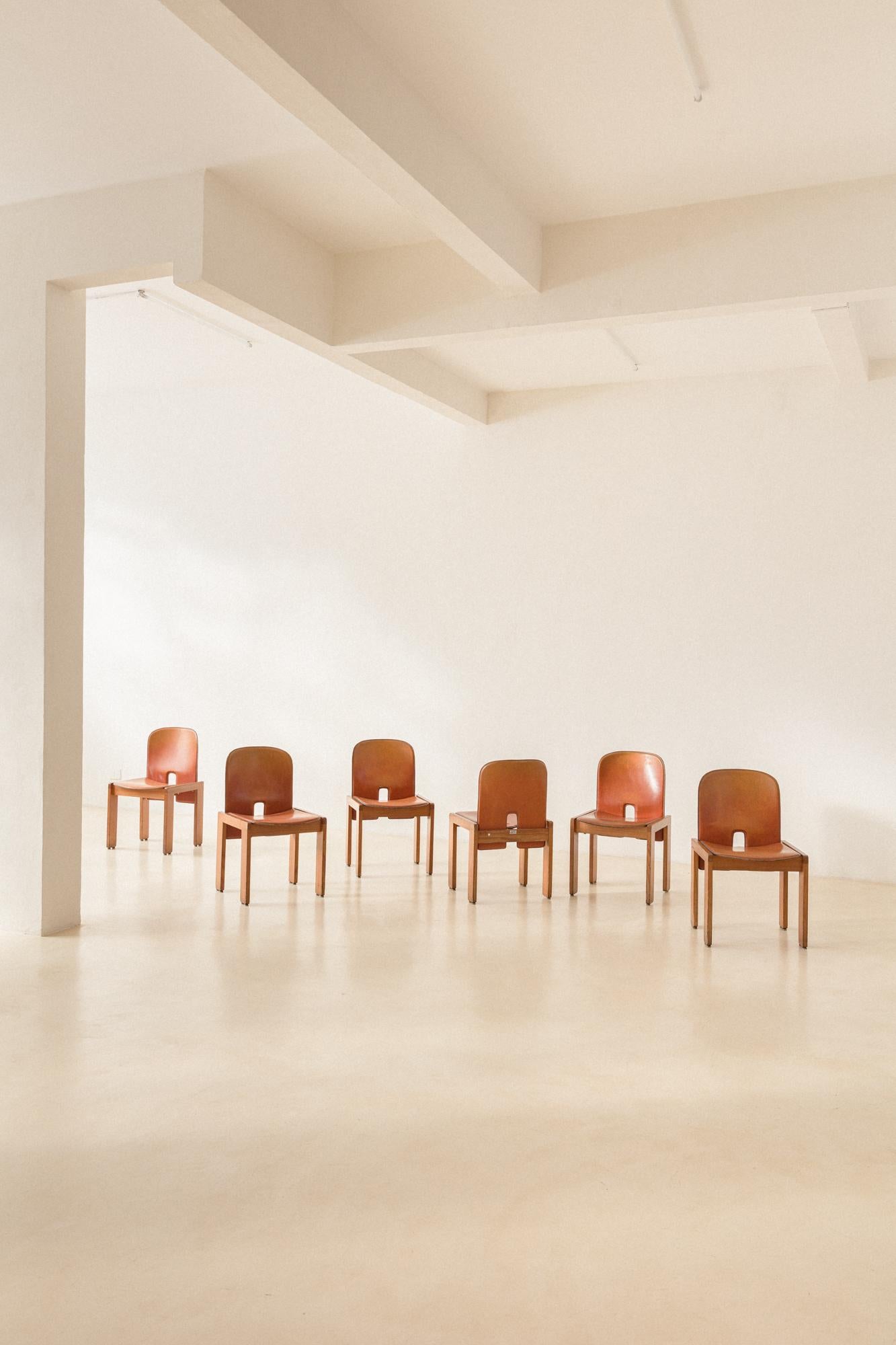 La chaise modèle 925 a été conçue par Afra et Tobias Scarpa en 1966 en Italie. Ce design fait partie de la collection permanente de Moma. 

Les magnifiques chaises attirent l'attention avec leur base carrée en bois de Calle, leurs sièges arqués en