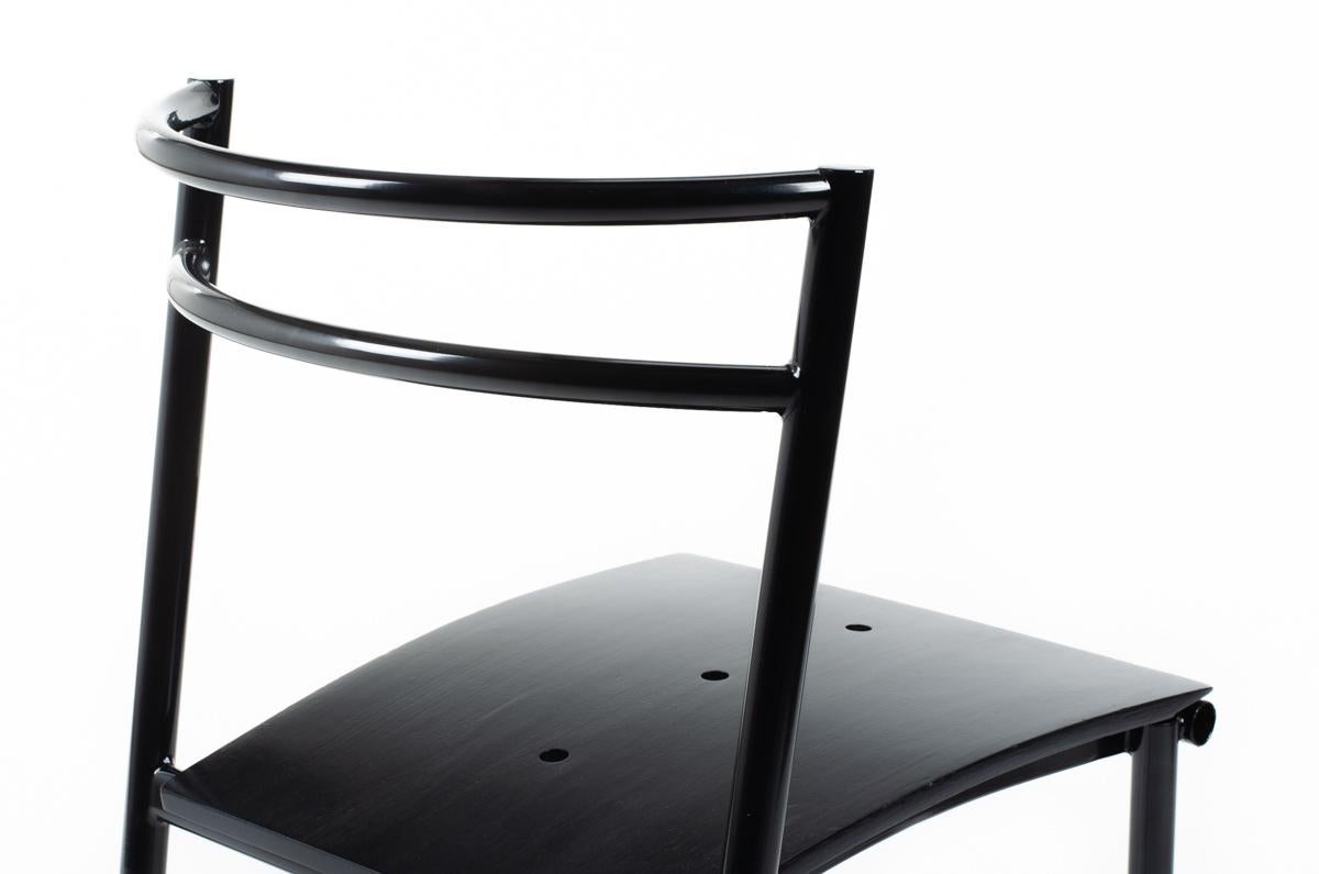 Satz von 6 Stühlen Modell Cosmos entworfen von Eric Raffy und hergestellt von Soca im Jahr 1989
Minimalistische Struktur ganz aus schwarz lackiertem Metall
Sitz aus Holz