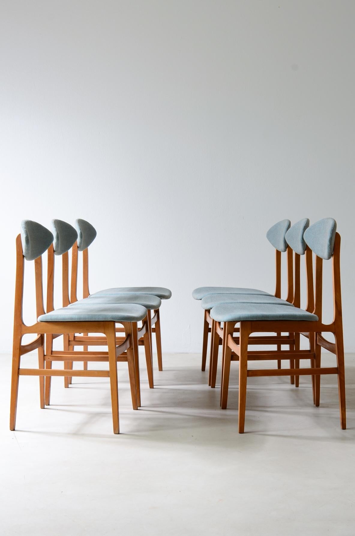 COD-1678
6 chaises avec dossier en forme d'ogive en tissu paddé, structure en bois et revêtement en coton.

Fabrication italienne, vers 1960.

50x40xh47/83