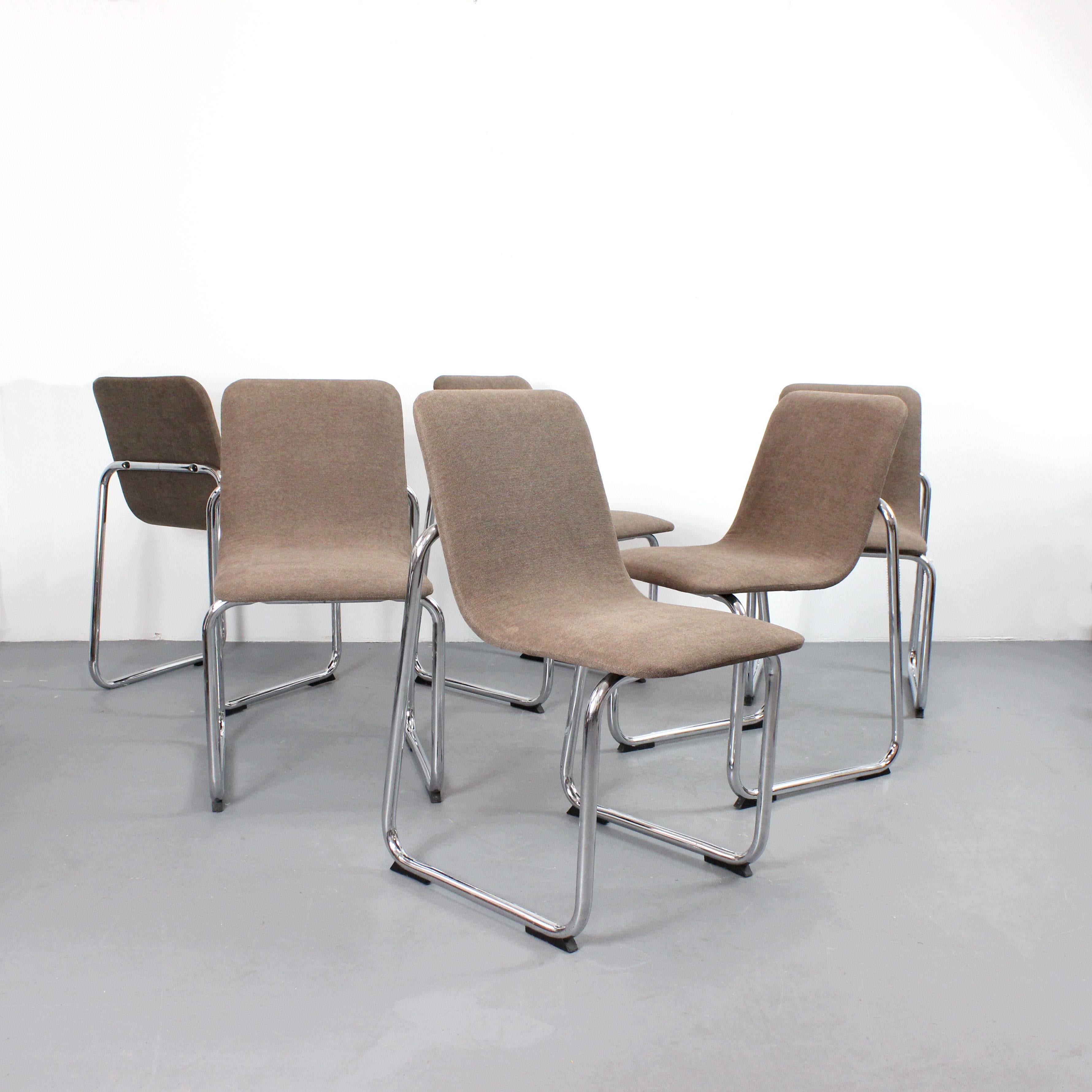 Ensemble de 6 chaises à structure tubulaire en acier chromé et revêtement en chenille couleur noyer - Espagne - c. C. 1970

Dimensions : 81 x 45 x 55 cm