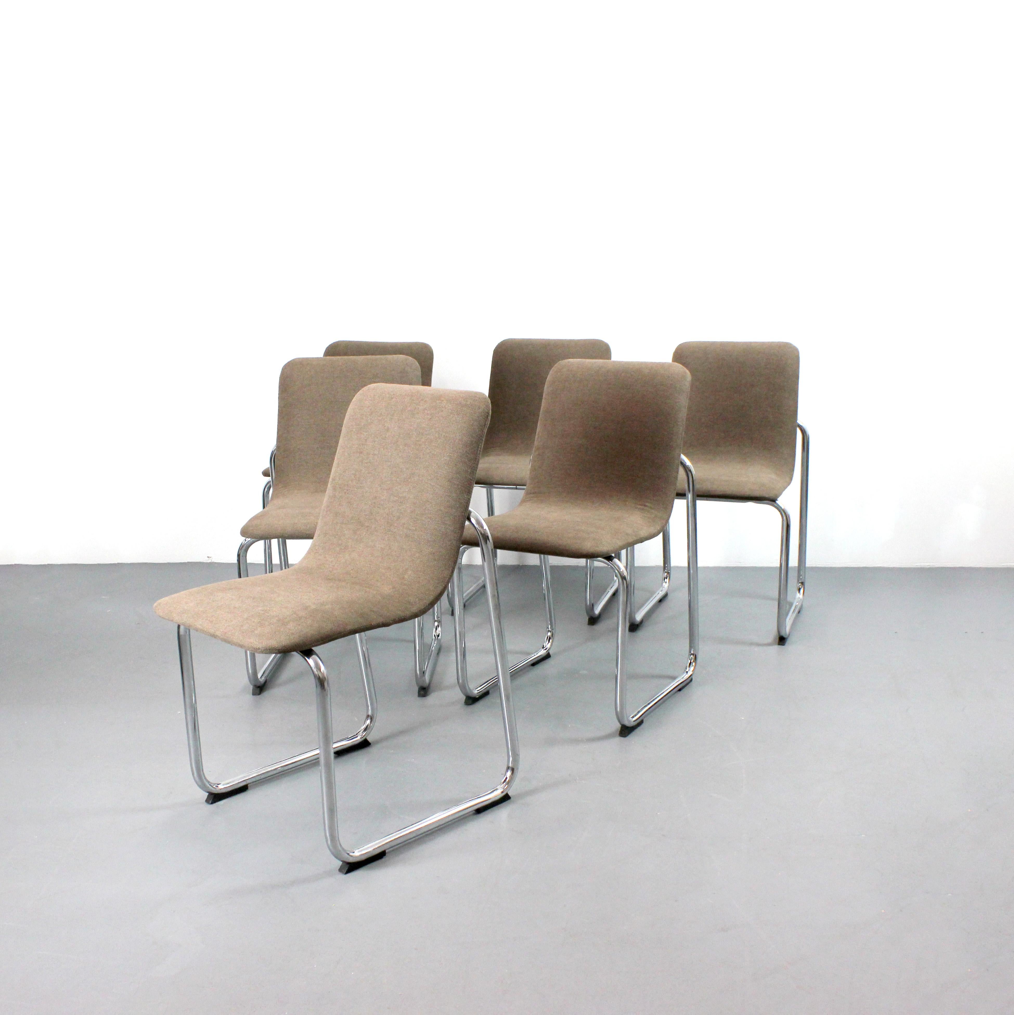 Espagnol Lot de 6 chaises avec structure en tube d'acier chromé et chenille couleur noyer. en vente