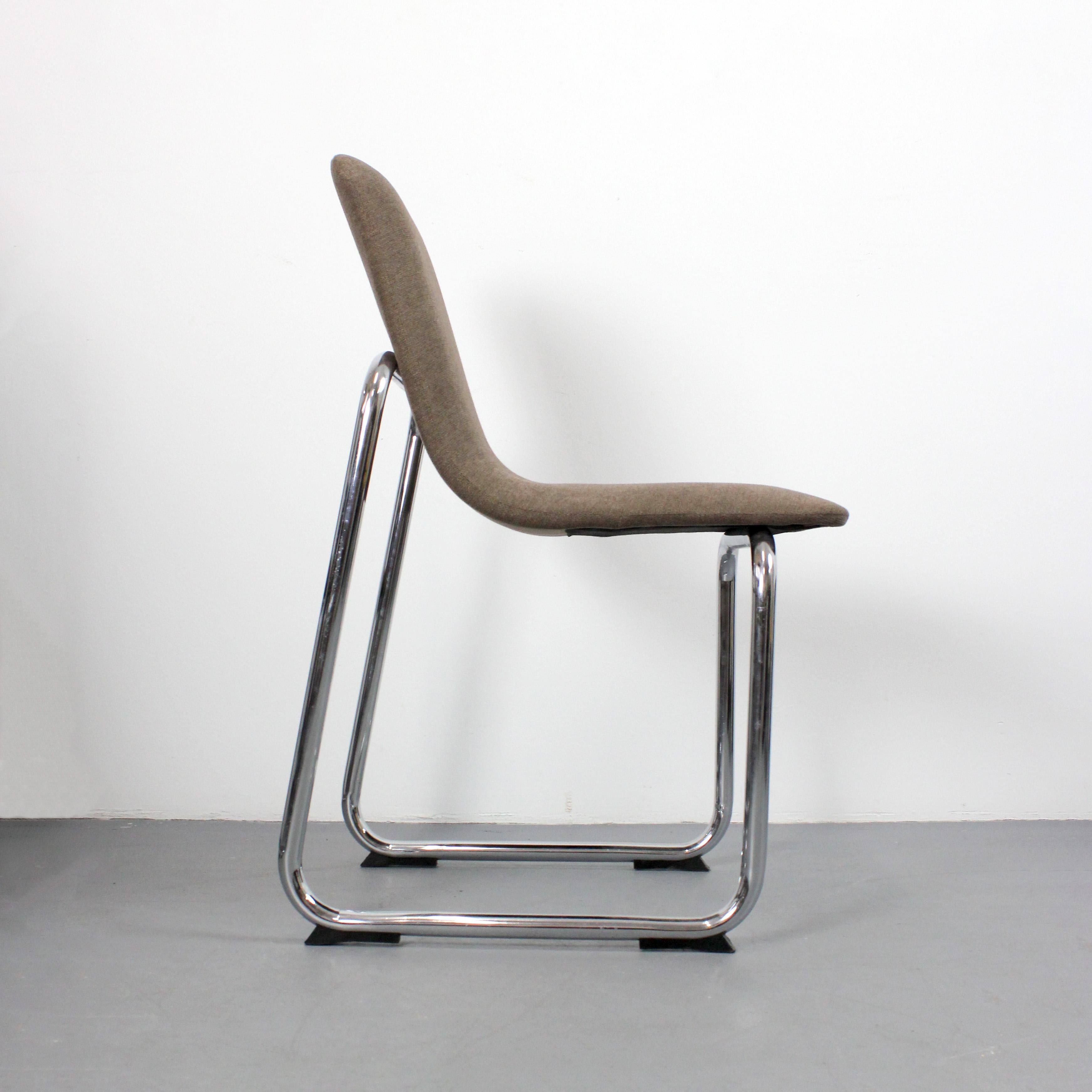Fin du 20e siècle Lot de 6 chaises avec structure en tube d'acier chromé et chenille couleur noyer. en vente