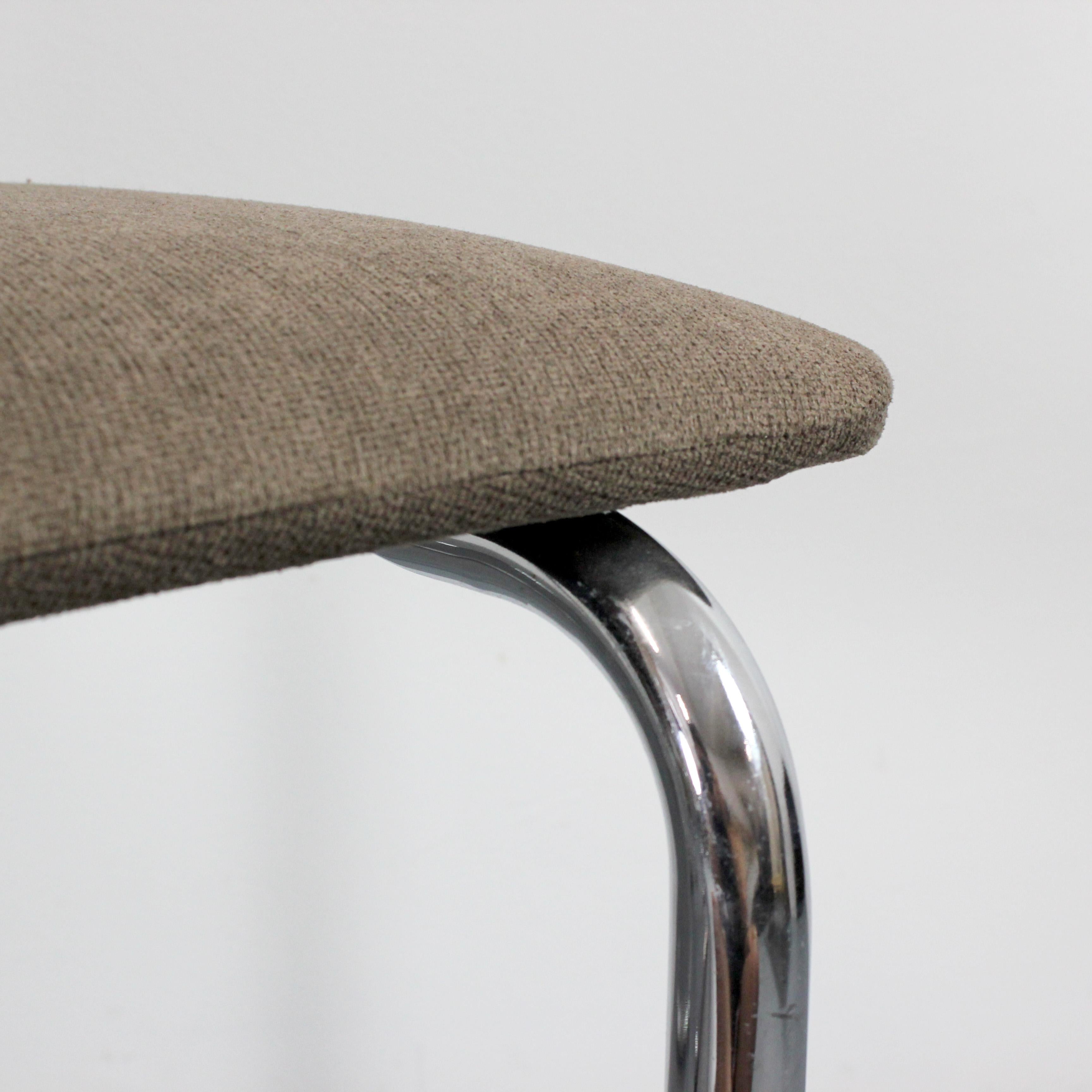 Acier Lot de 6 chaises avec structure en tube d'acier chromé et chenille couleur noyer. en vente