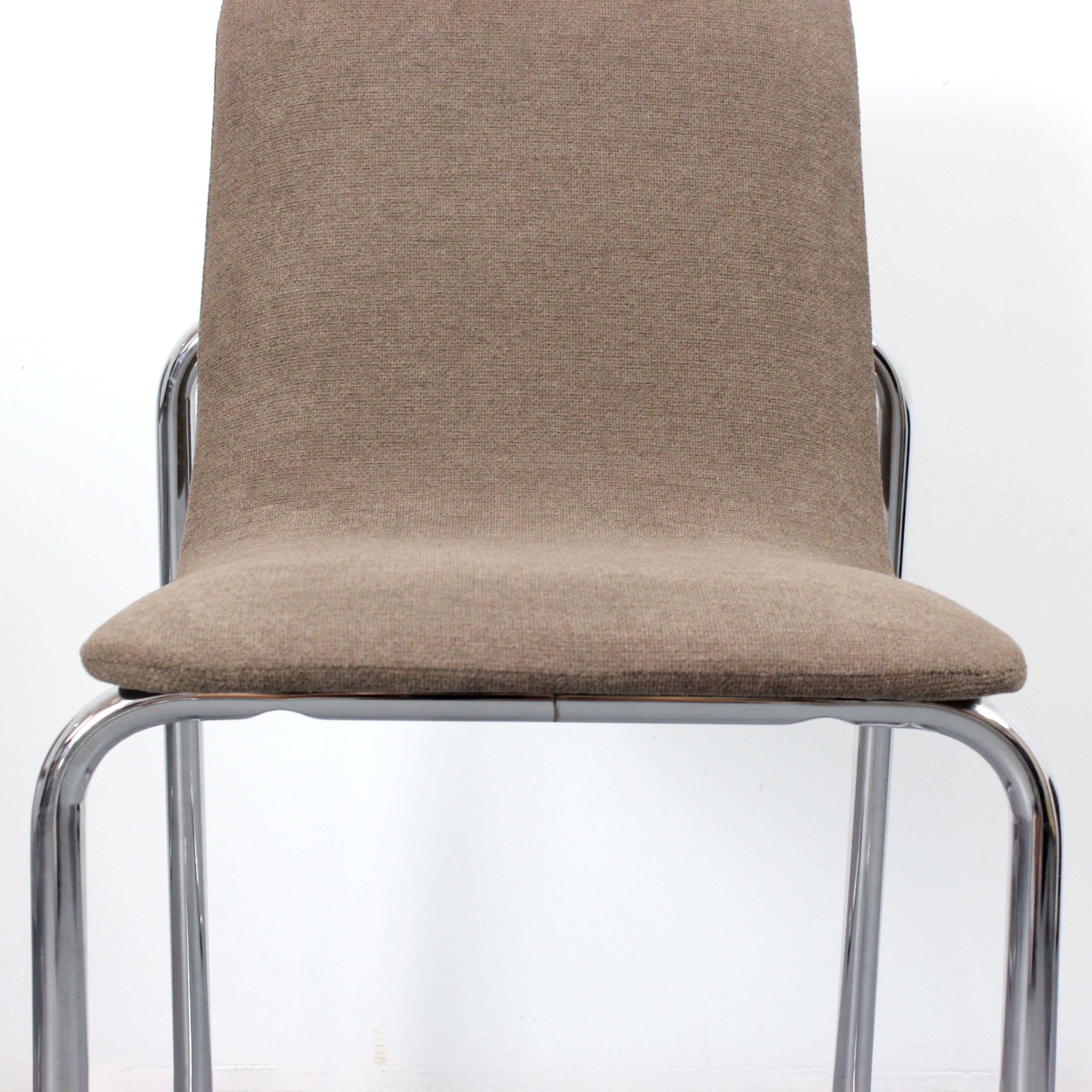 Lot de 6 chaises avec structure en tube d'acier chromé et chenille couleur noyer. en vente 1