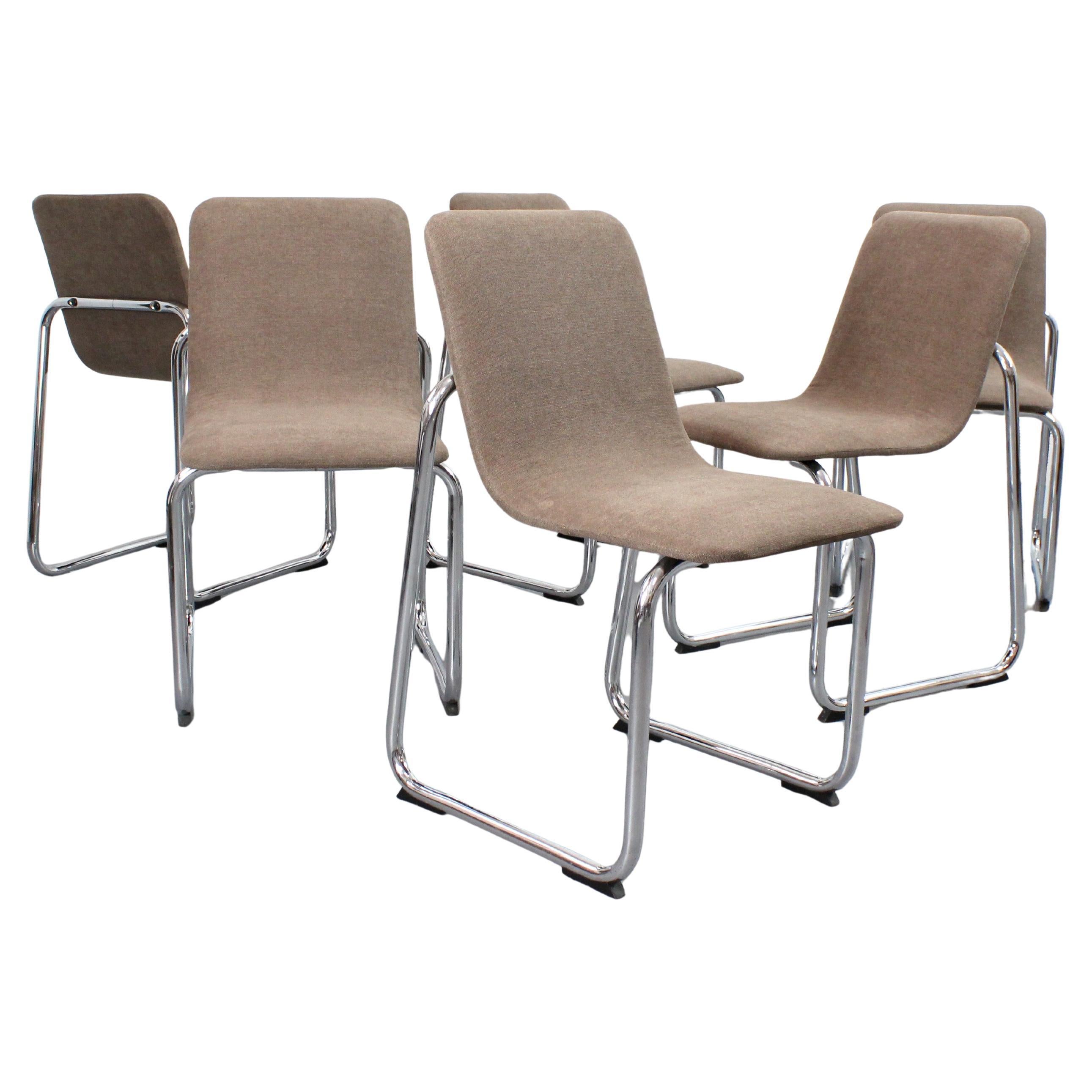 Lot de 6 chaises avec structure en tube d'acier chromé et chenille couleur noyer. en vente