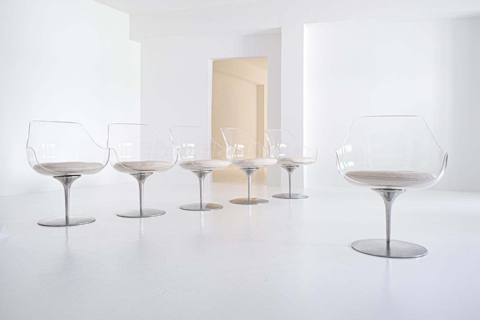 a chair so modern you would think of the eighties – but fifties it is: the ‚champagne chair‘, designed 1957 by estelle and erwine laverne. it was part of their ‚invisibles‘ group, a collection of organically formed acrylic seatings. the look-through
